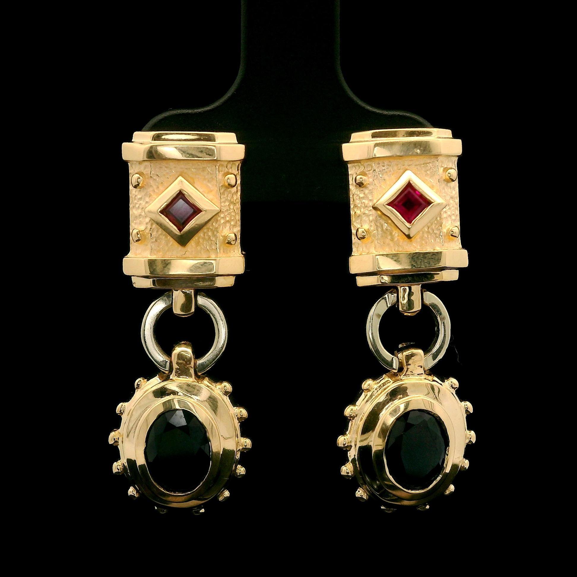 Boucles d'oreilles pendantes en or 14k avec fermoir papillon et saphir ovale et rubis carré en vente 1