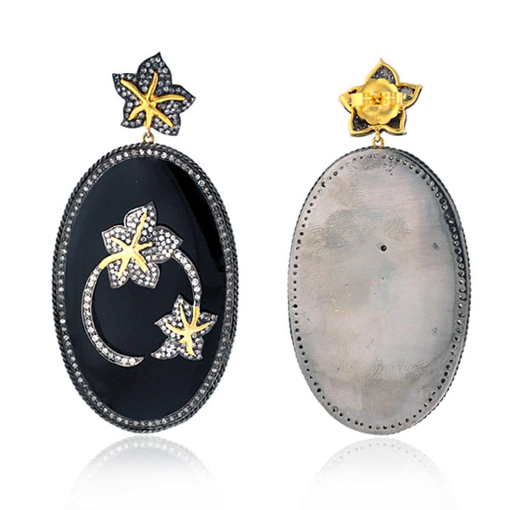 Schwarzer Emaille-Ohrring mit hübschen floralen Diamantmotiven auf der Oberseite ist gewagt und sehr attraktiv. Dieser Ohrring ist in Silber und Gold gefertigt

Verschluss: Druckknopf

14Kt: 4.28g
Diamant: 3,98ct