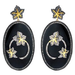 Ovaler Emaille-Ohrring aus 14 Karat Gold mit Blumenmotiv aus Diamant