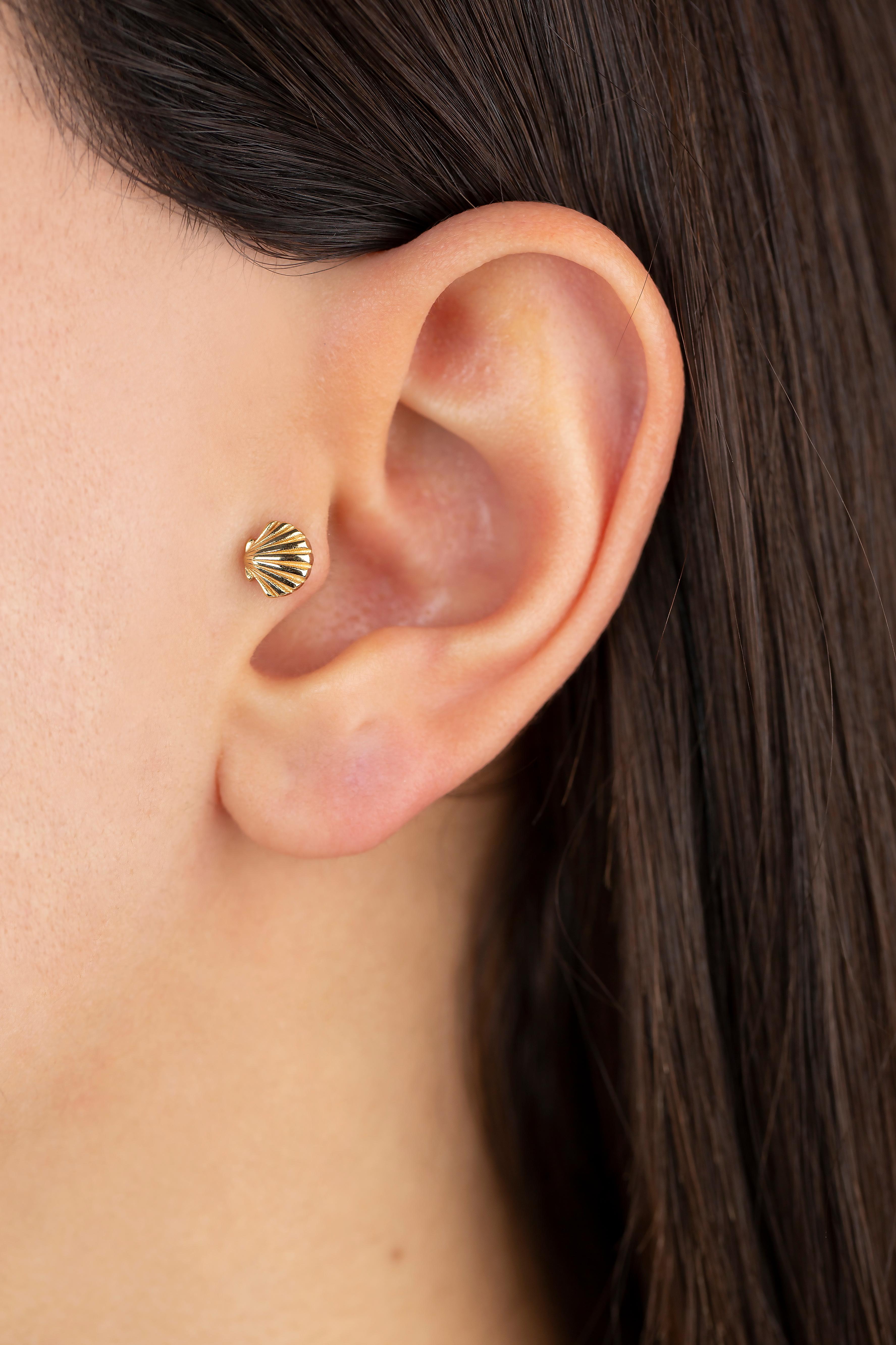 14K Gold Oyster Piercing, Shell Gold Stud Earring

You can use the piercing as an earring too! Also this piercing is suitable for tragus, nose, helix, lobe, flat, medusa, monreo, labret and stud.

This piercing was made with quality materials and