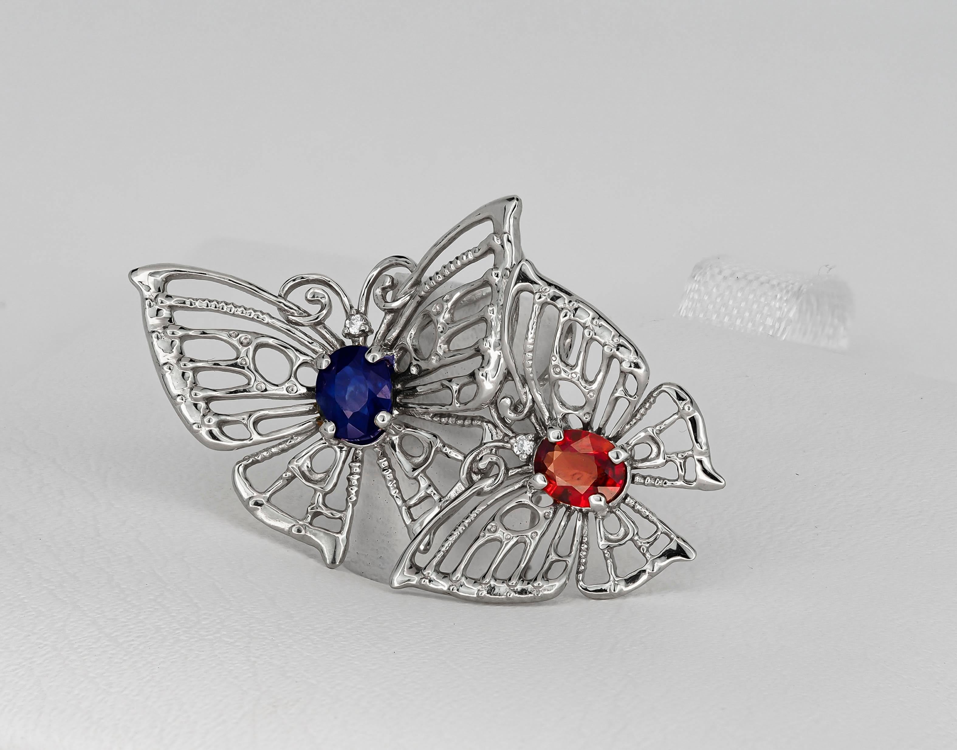Taille ovale Paire de pendentifs papillons en or 14 carats avec saphirs et diamants. en vente