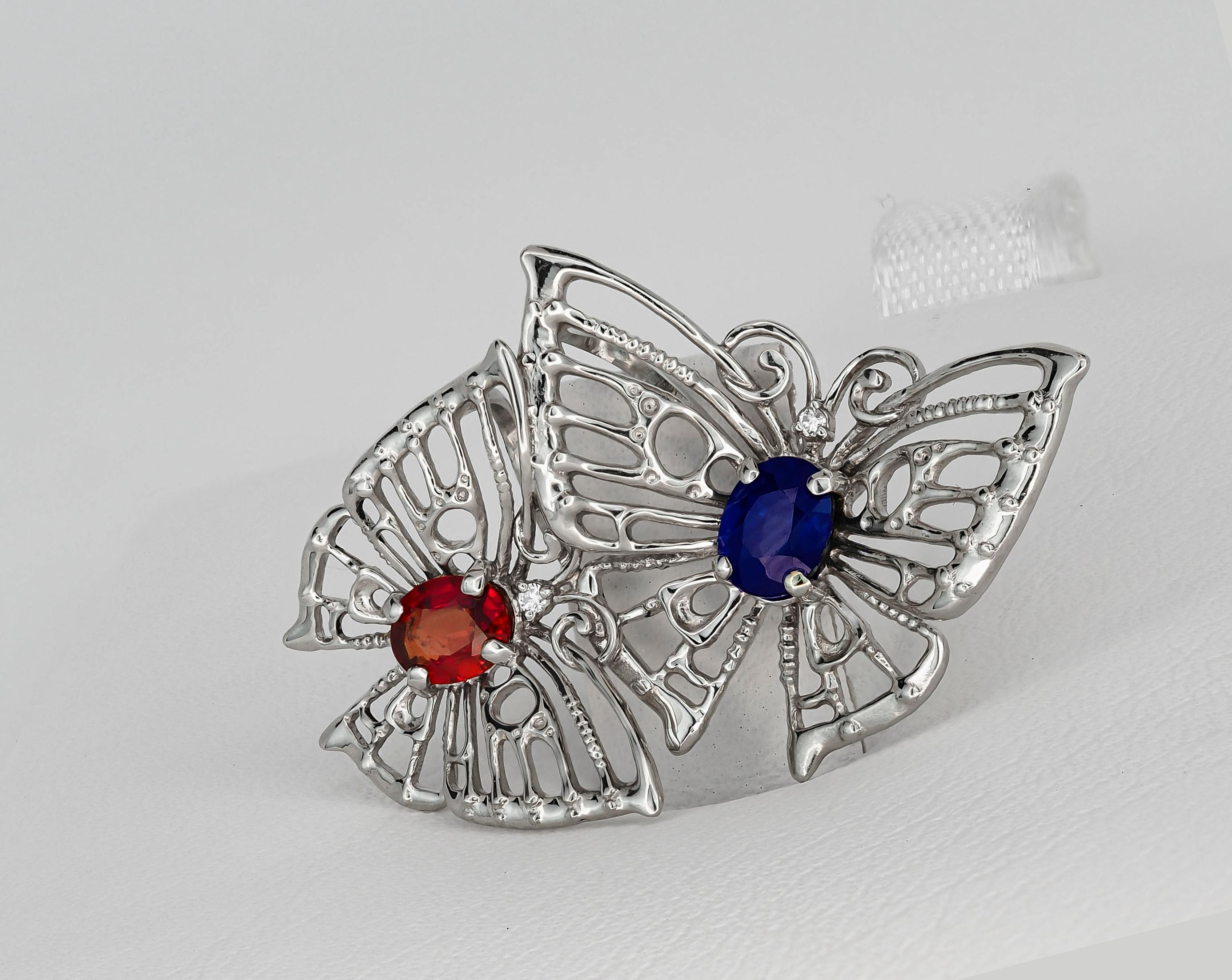 Donna Pendente a forma di farfalla con zaffiri e diamanti in oro 14k in vendita
