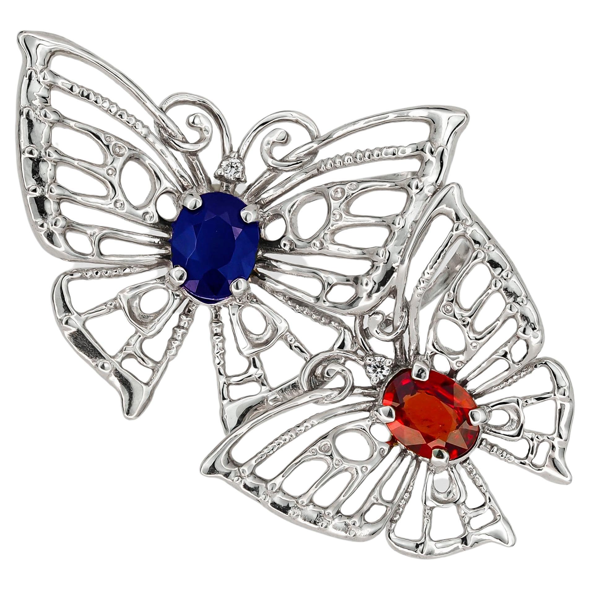 Paire de pendentifs papillons en or 14 carats avec saphirs et diamants. en vente