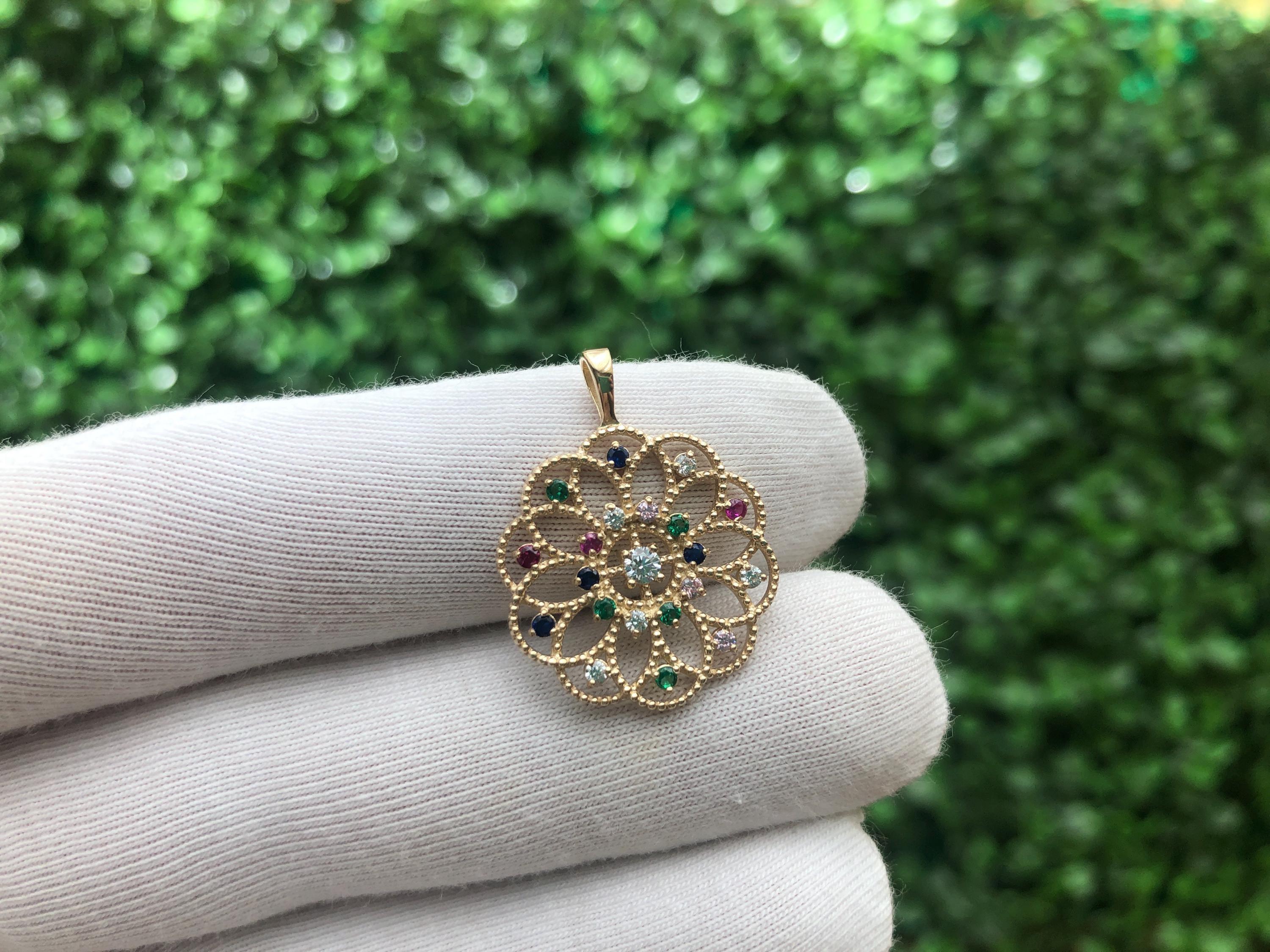 14 Karat Gold Anhänger mit mehrfarbigen Edelsteinen. Multicolor Saphire 14k Gold Anhänger. Blumen-Anhänger. 14k Gold floral pattens Anhänger. Anhänger mit Kreismuster. Anhänger im Boho-Stil. Von Daizy Jewellery

Größe des Anhängers: 3,2x 3,2