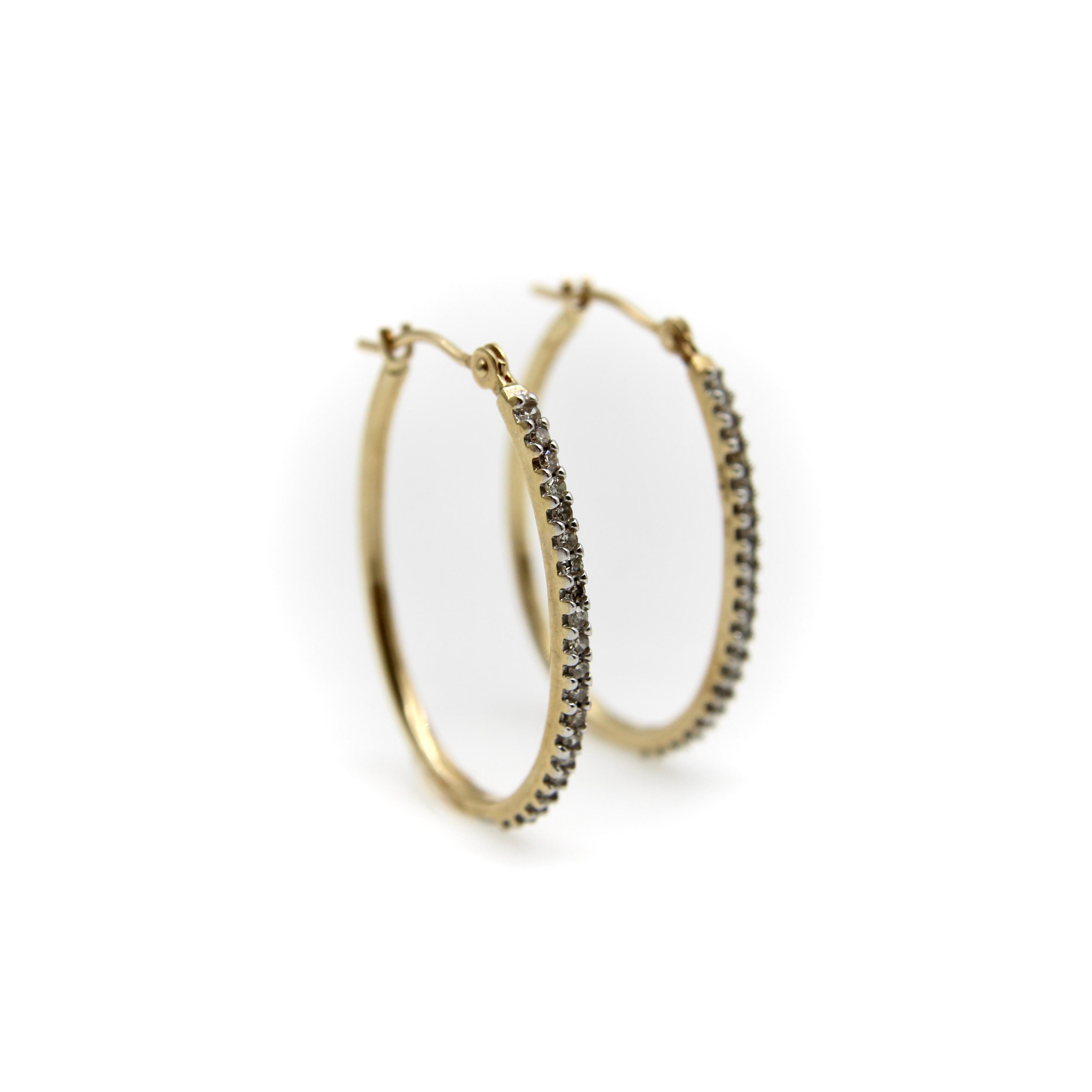 Moderno Orecchini a cerchio ovali in oro 14K con pavé di diamanti in vendita