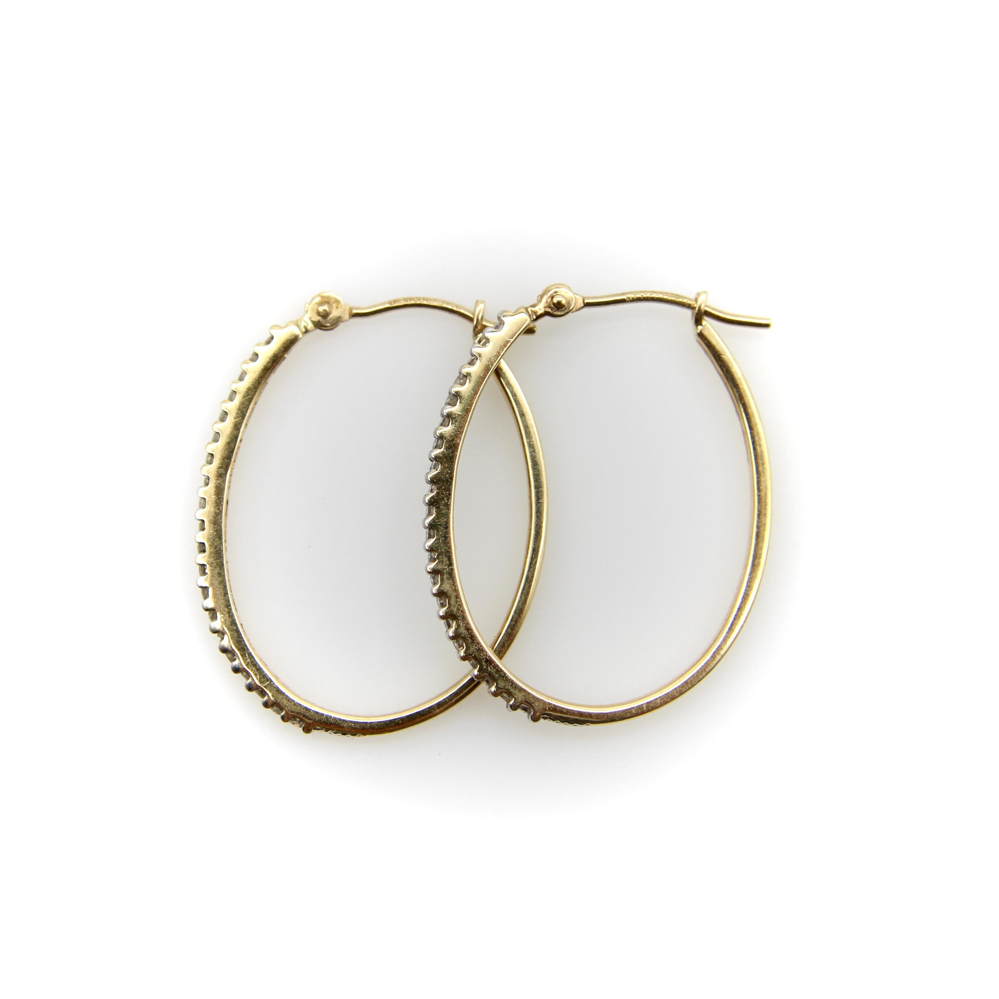 Taglio singolo Orecchini a cerchio ovali in oro 14K con pavé di diamanti in vendita