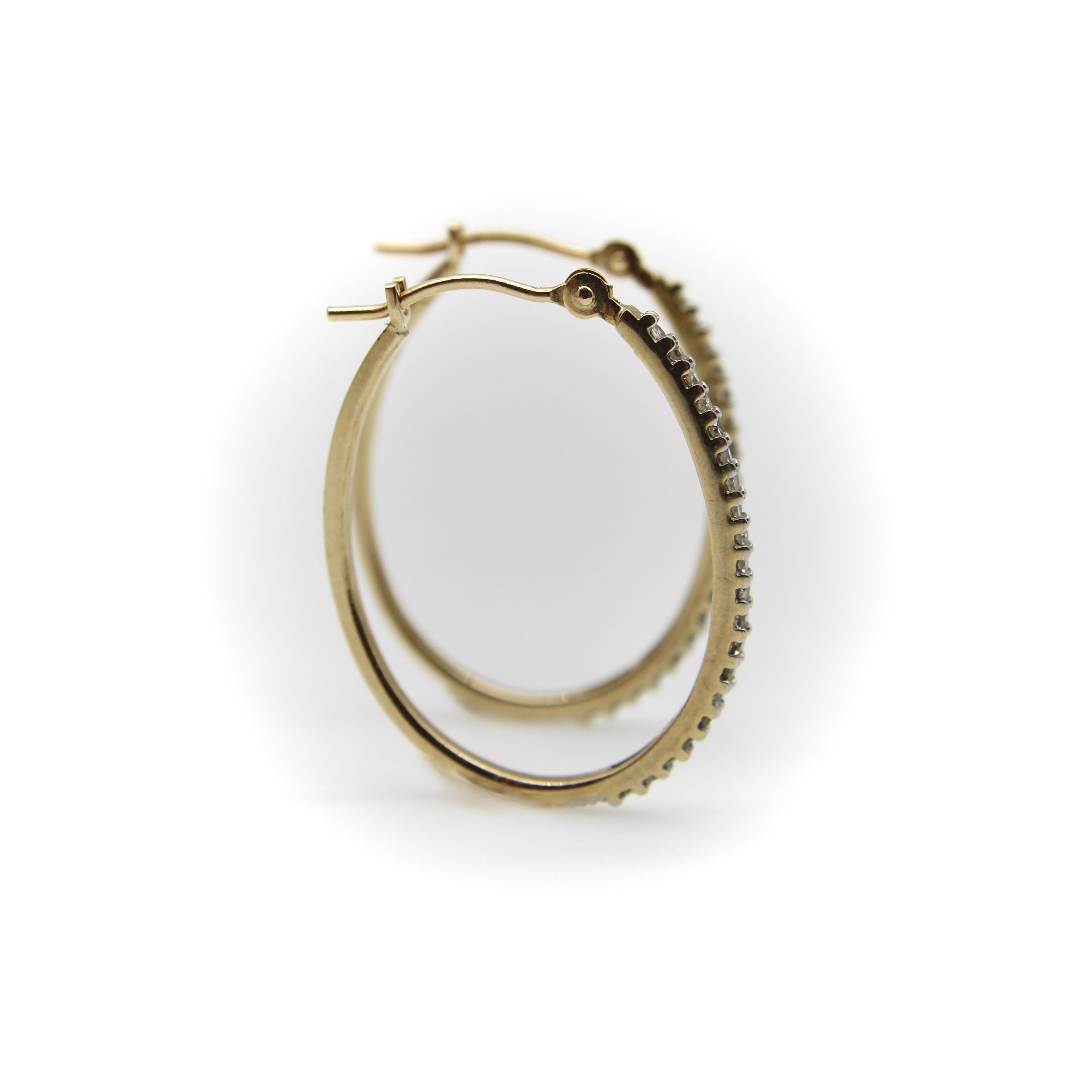 Orecchini a cerchio ovali in oro 14K con pavé di diamanti In condizioni buone in vendita a Venice, CA
