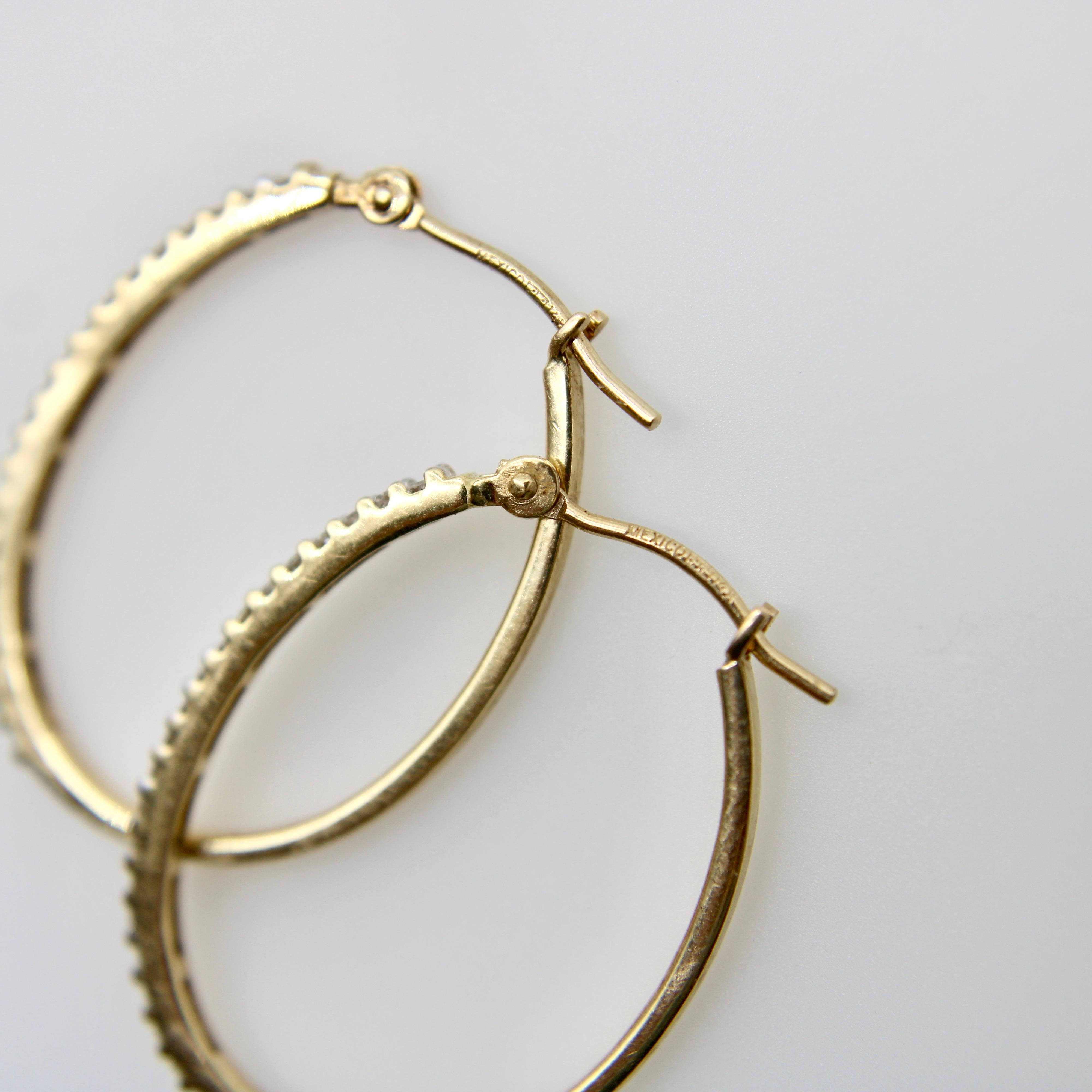 da uomo o donna Orecchini a cerchio ovali in oro 14K con pavé di diamanti in vendita