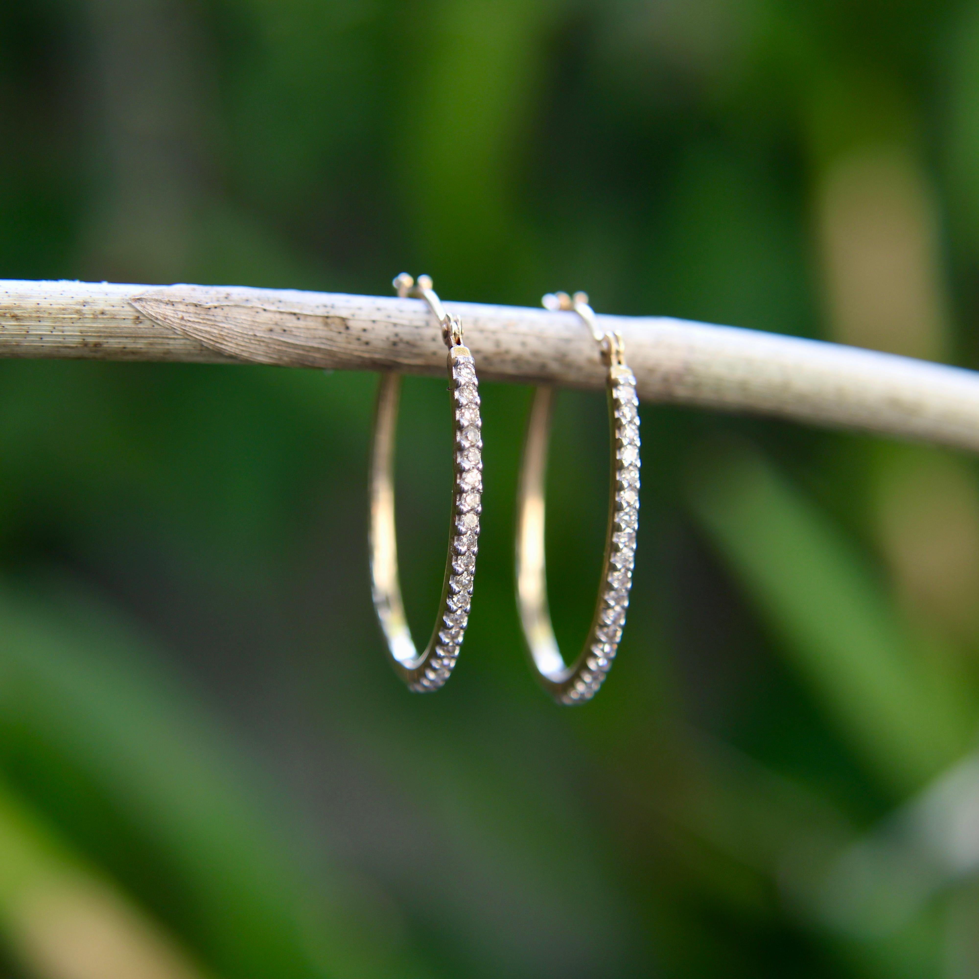 Orecchini a cerchio ovali in oro 14K con pavé di diamanti in vendita 1