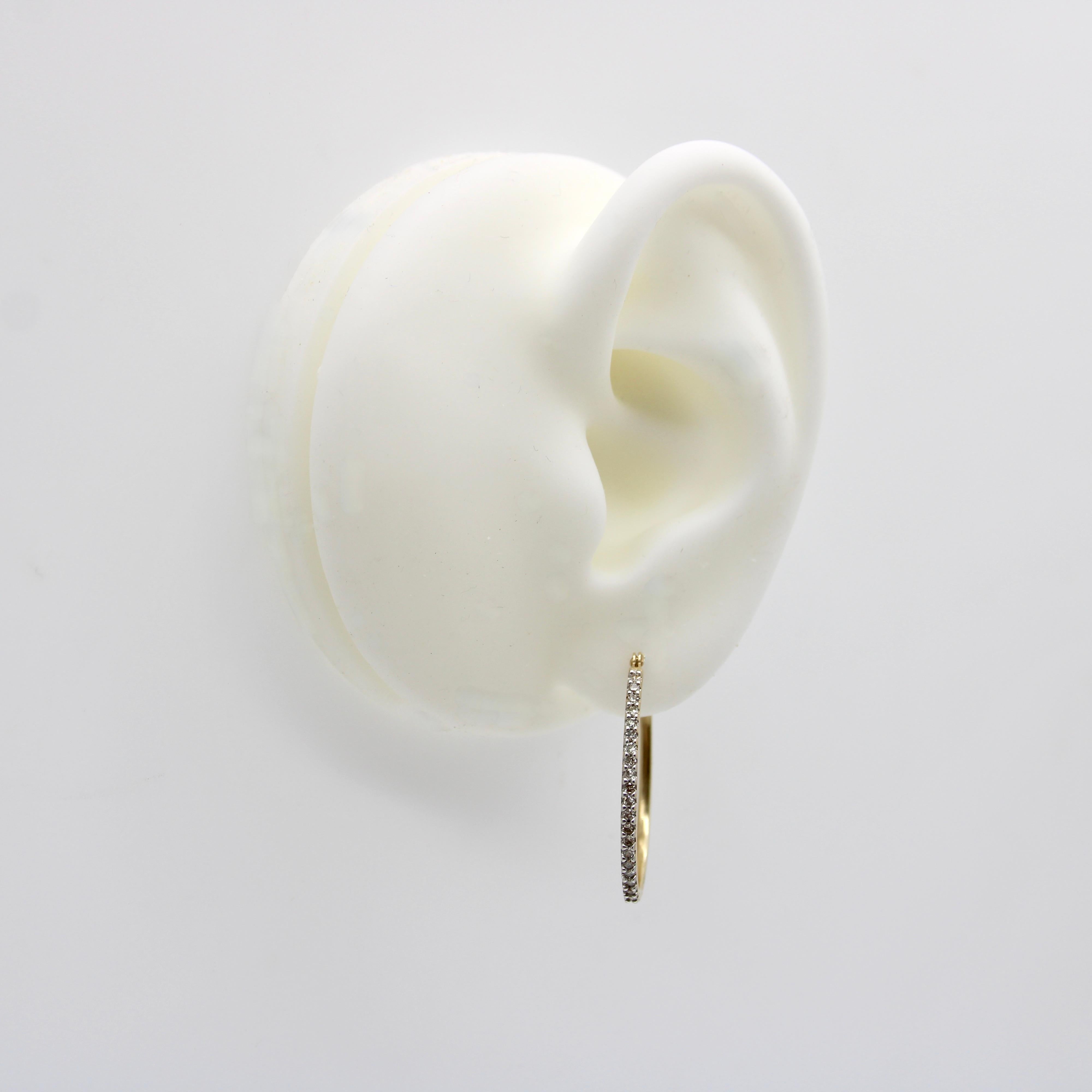 Orecchini a cerchio ovali in oro 14K con pavé di diamanti in vendita 2