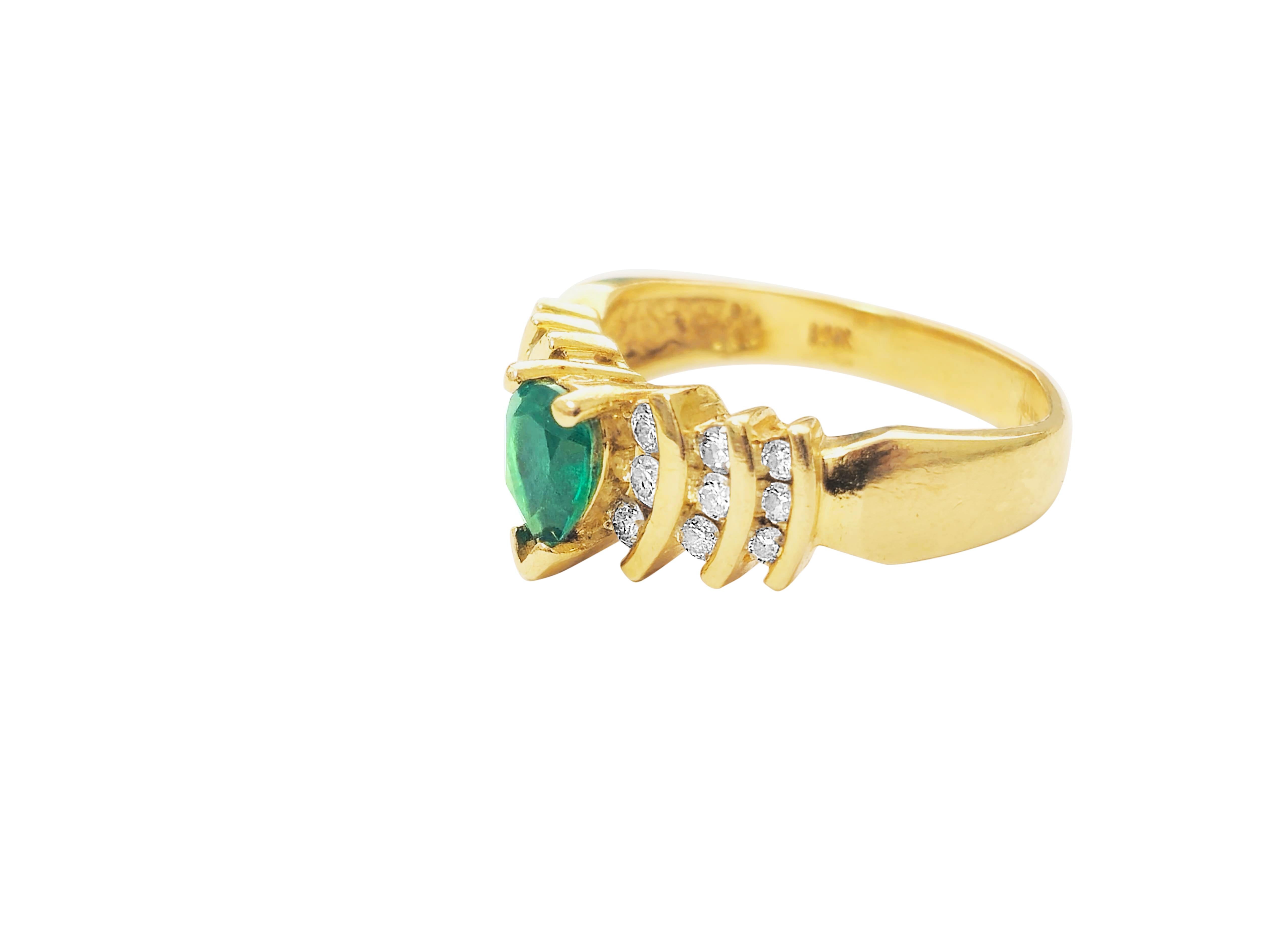 Eleganza con questo anello in oro giallo 14k. Con un affascinante smeraldo a forma di pera da 1 carato completato da 1,87 carati di diamanti rotondi con purezza VS2 e colore G, questo gioiello offre raffinatezza. Ideale per il ridimensionamento
