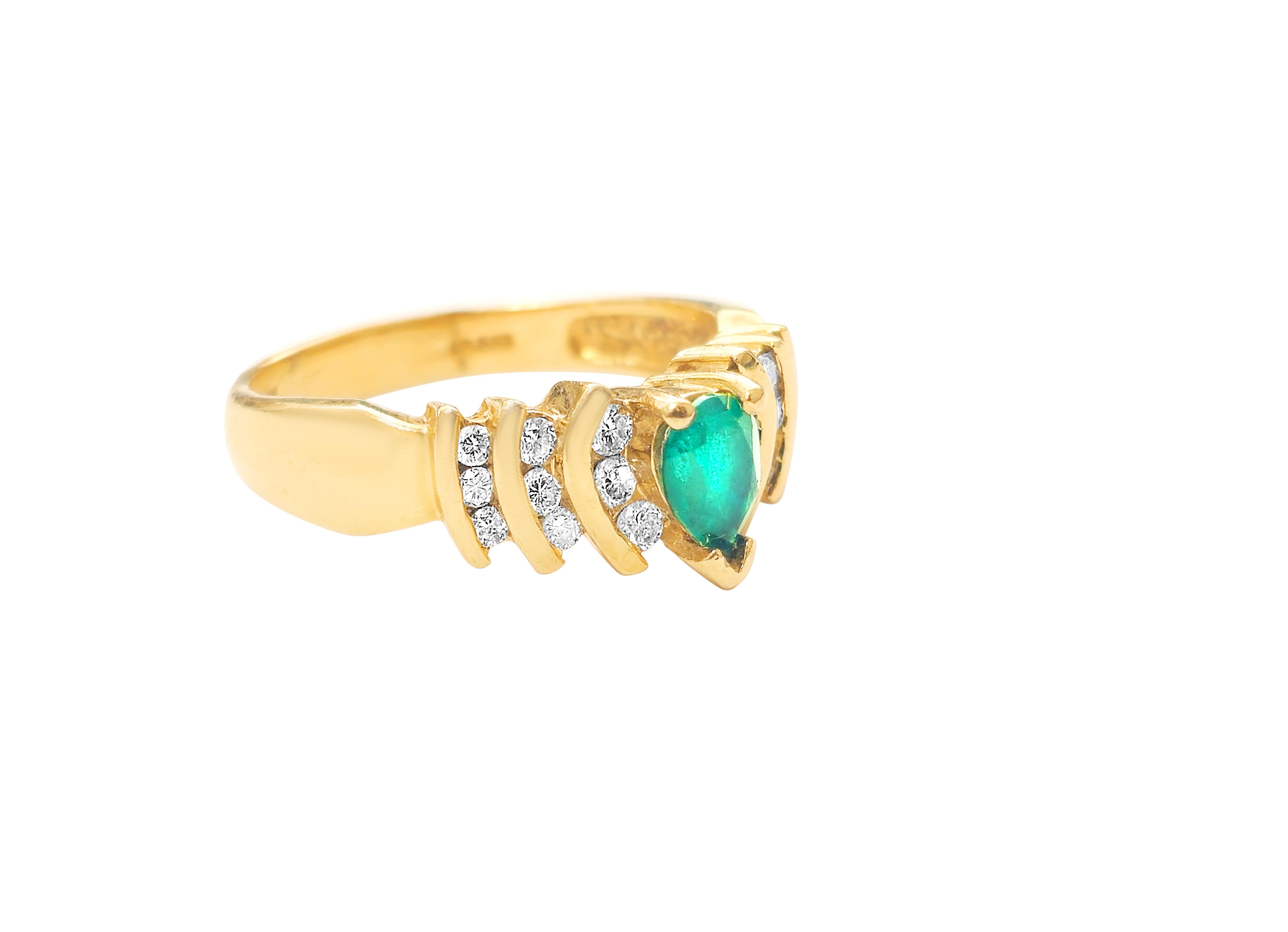 Taglio a goccia Anello con smeraldo a forma di pera e diamanti in oro 14k in vendita