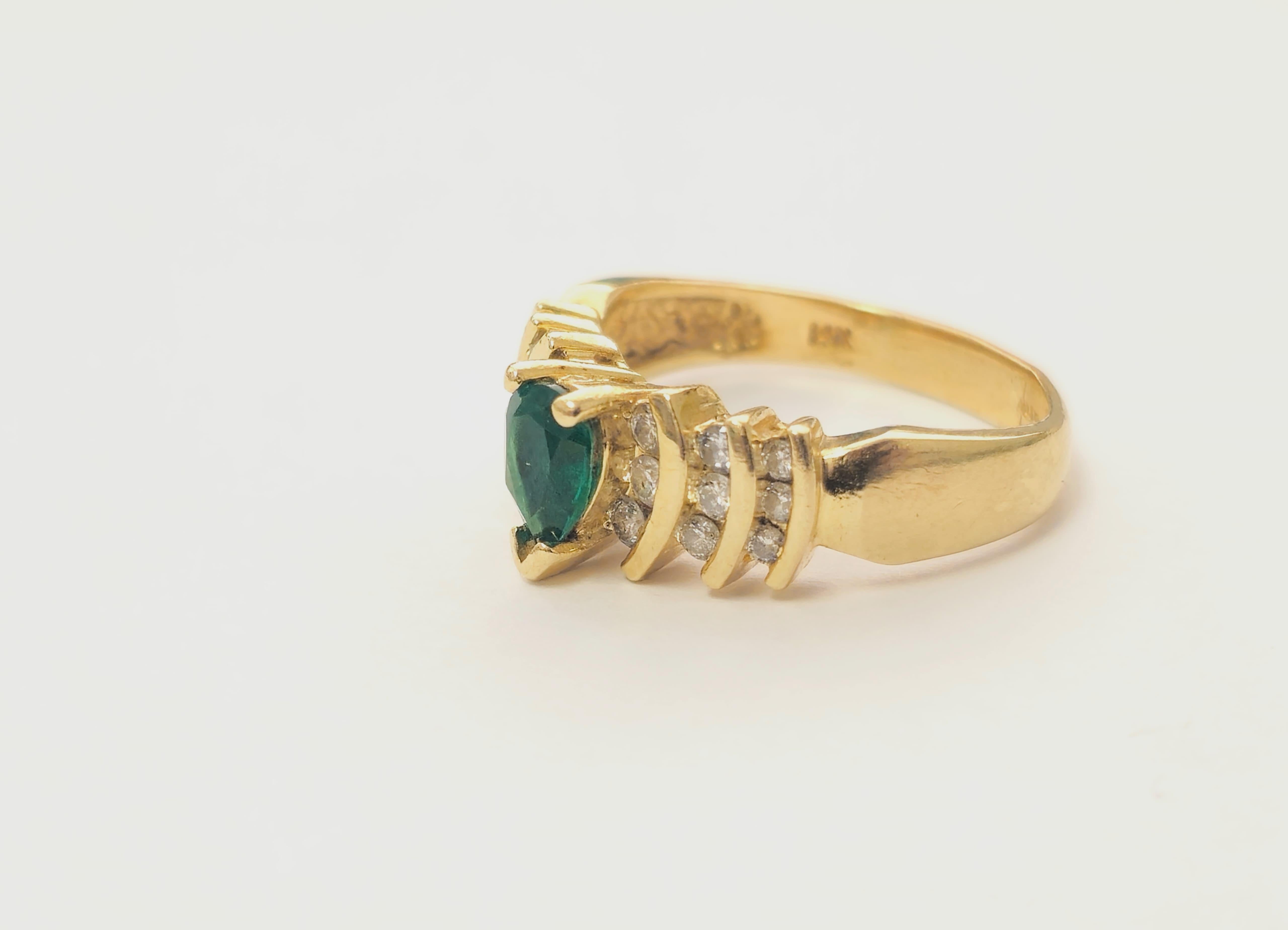 14k Gold Pear Shaped Emerald and Diamond Ring In Excellent Condition For Sale In Miami, FL