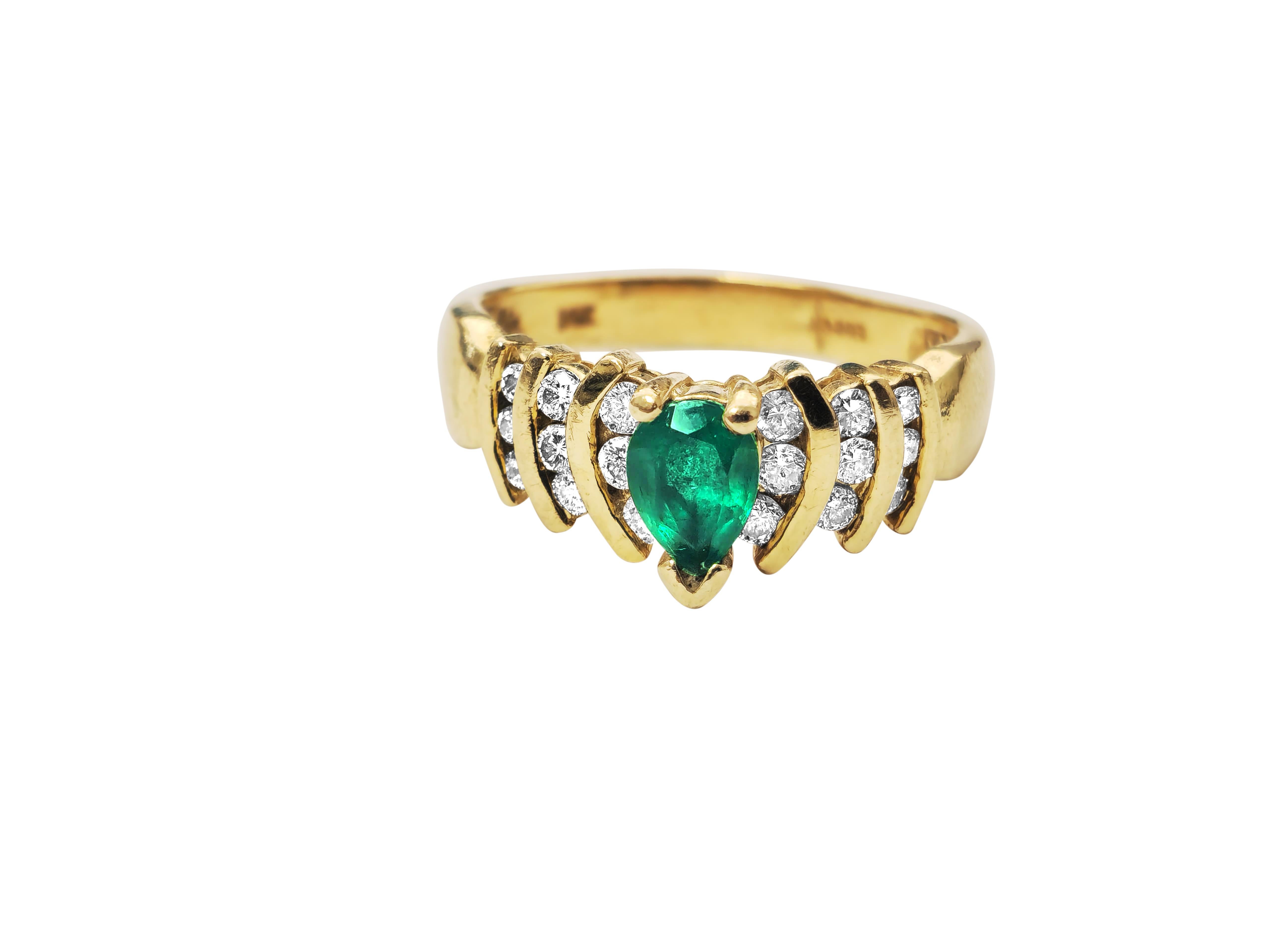 Anello con smeraldo a forma di pera e diamanti in oro 14k In condizioni ottime in vendita a Miami, FL