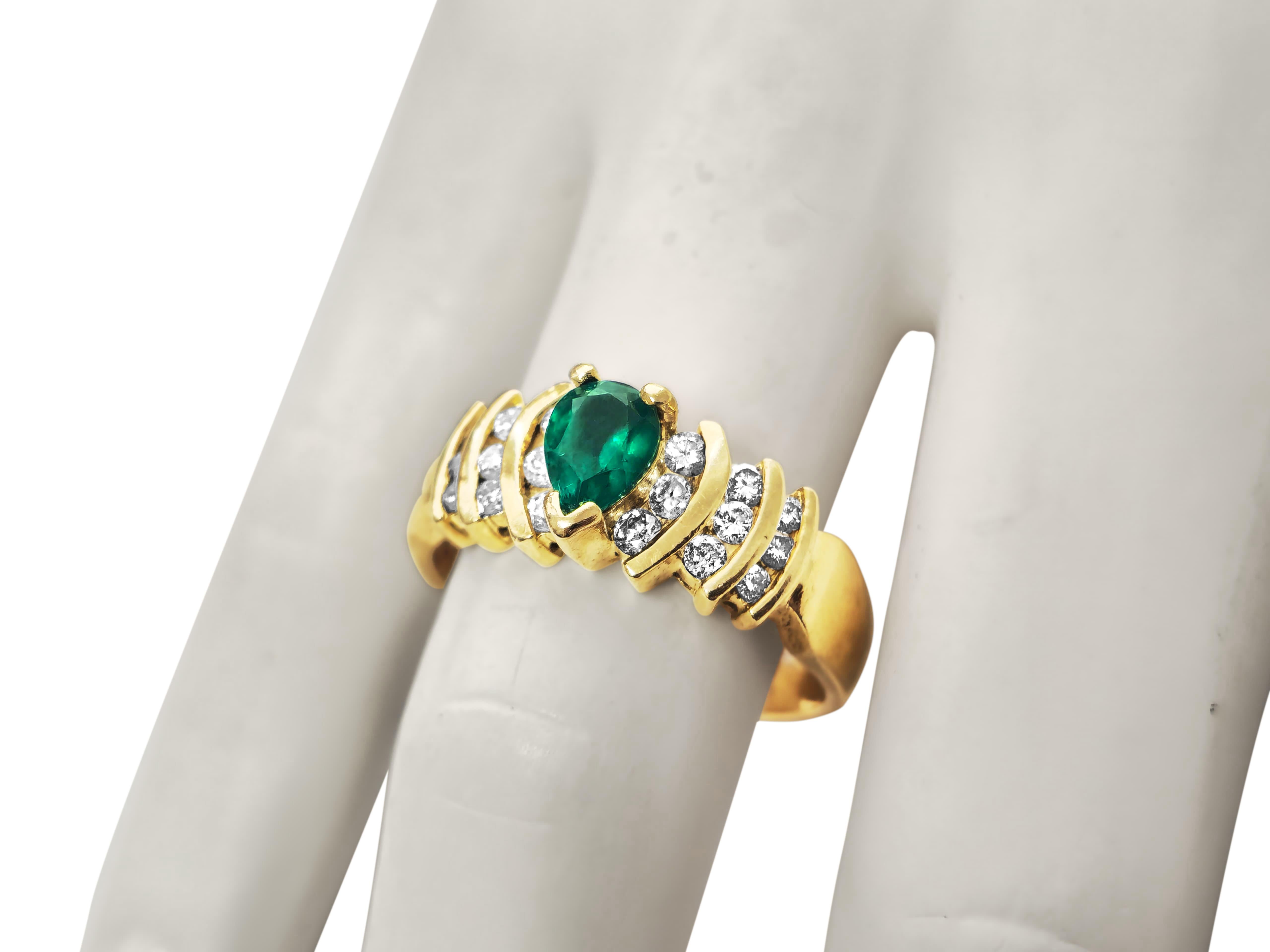 Anello con smeraldo a forma di pera e diamanti in oro 14k in vendita 1