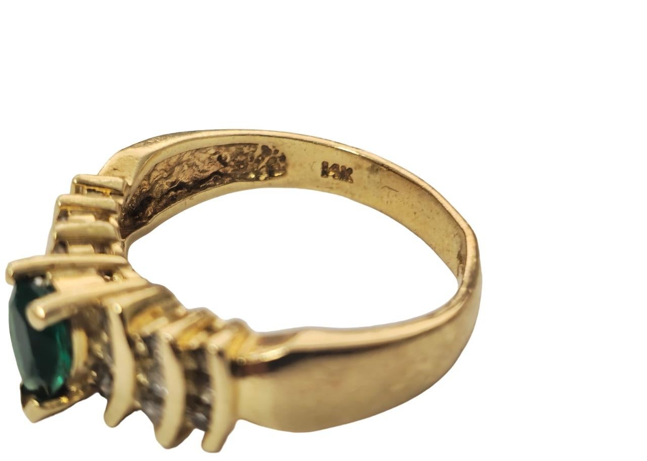 Anello con smeraldo a forma di pera e diamanti in oro 14k in vendita 2