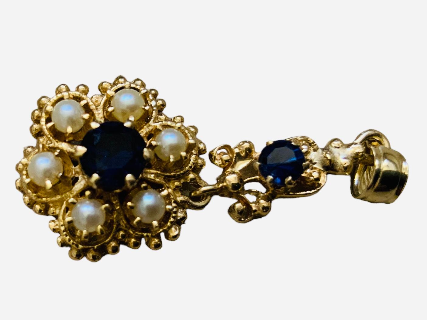 Victorien Pendentif fleur en or 14K avec perle et topaze bleue en vente