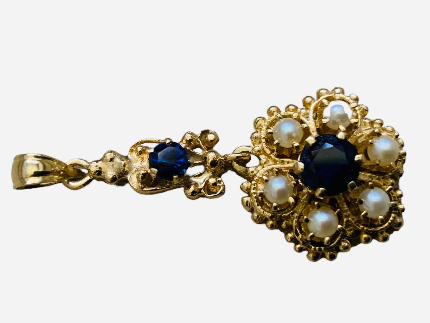 Taille ronde Pendentif fleur en or 14K avec perle et topaze bleue en vente