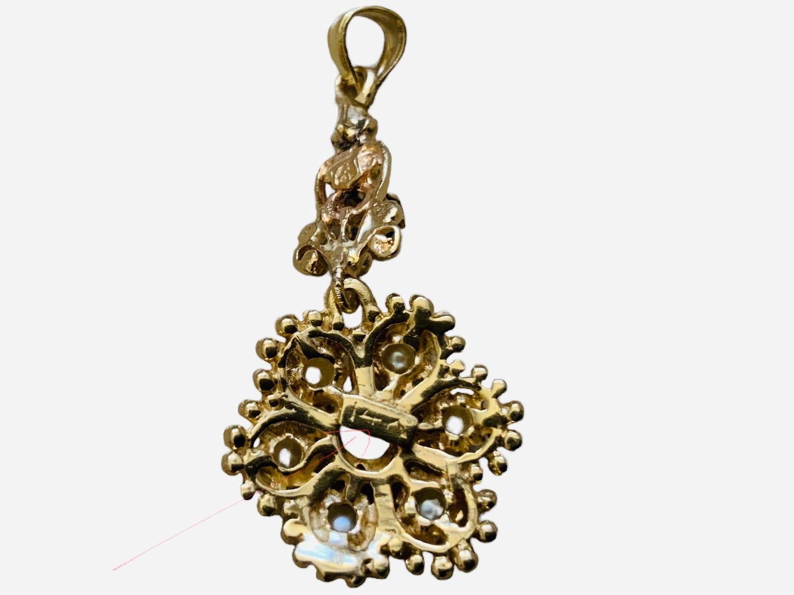 14K Gold Pearl And Blue Topaz Flower Pendant In Good Condition For Sale In Guaynabo, PR