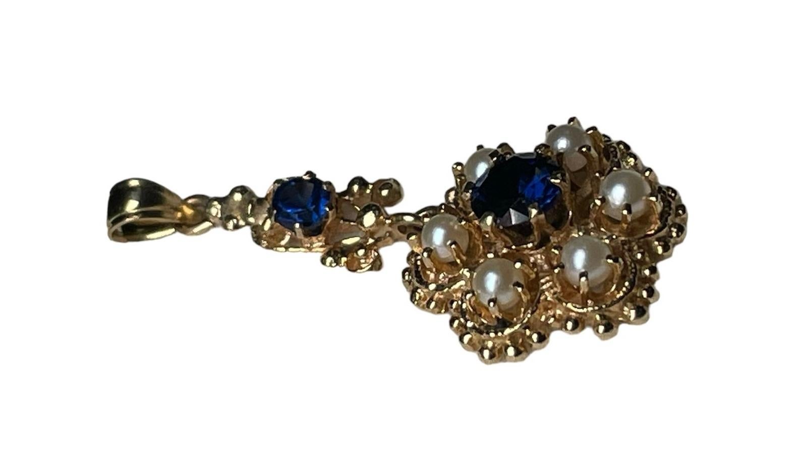 14K Gold Pearl And Blue Topaz Flower Pendant In Good Condition For Sale In Guaynabo, PR