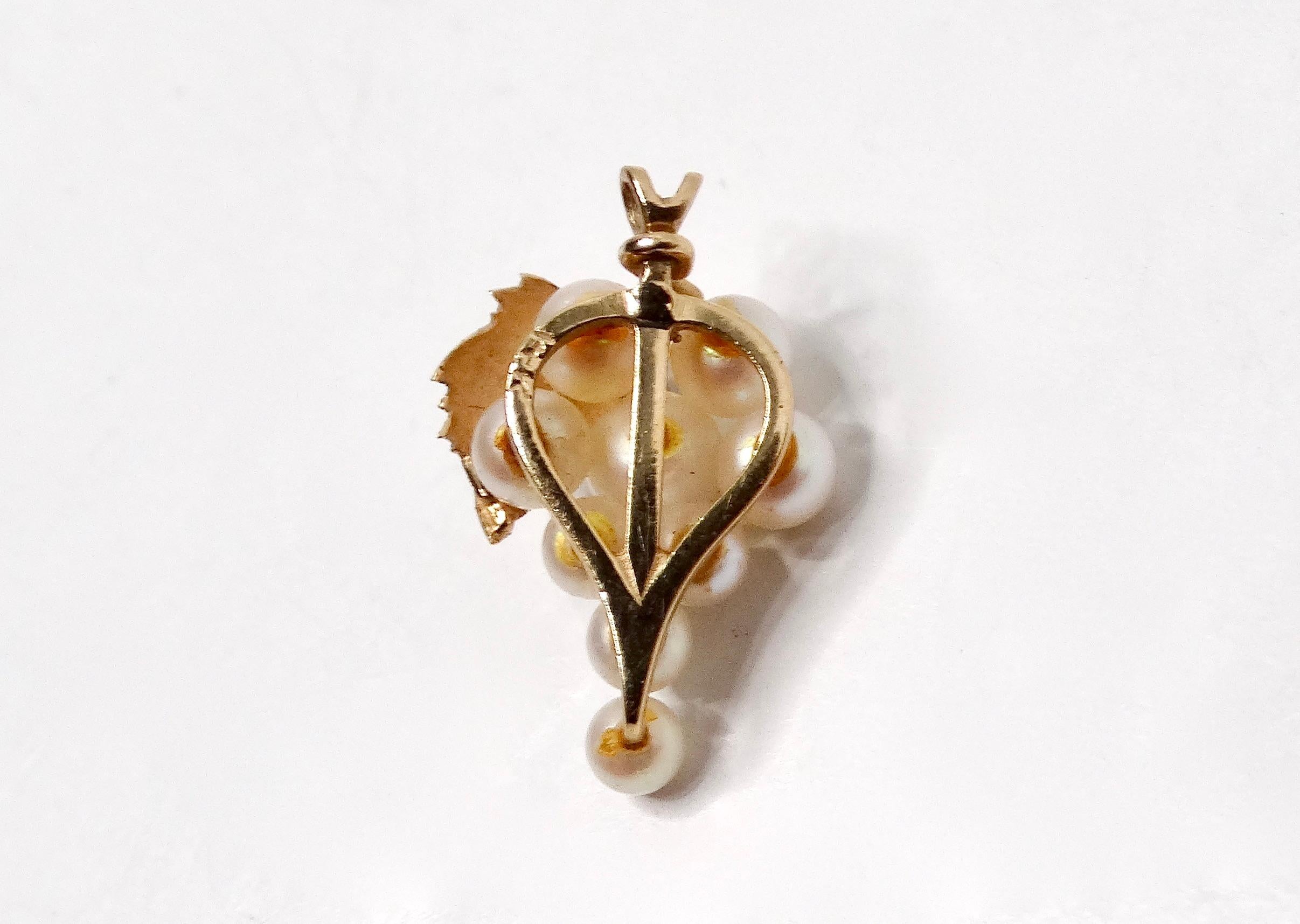 Donna Ciondolo a forma di uva in oro 14k e perle, anni '40 circa in vendita