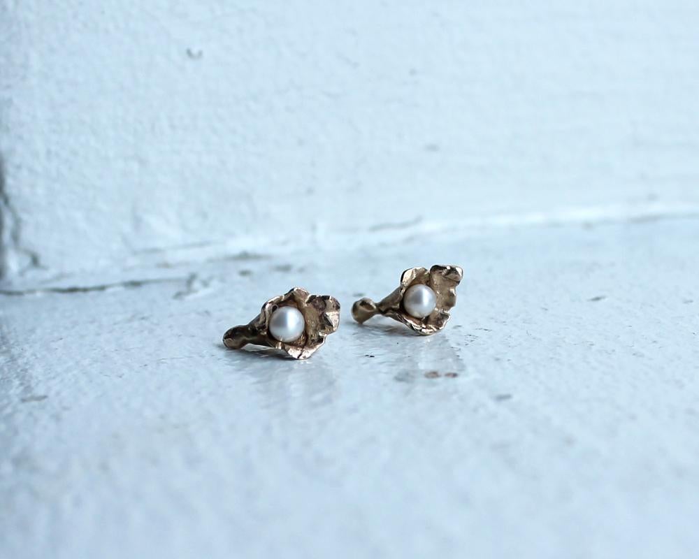 These made-to-order earring studs feature hand-fabricated 14k gold lilies with budding freshwater pearls. Much like the florals that inspire them, each lily is unique and showcases signature textures, making each pair one-of-a-kind. Paying homage to