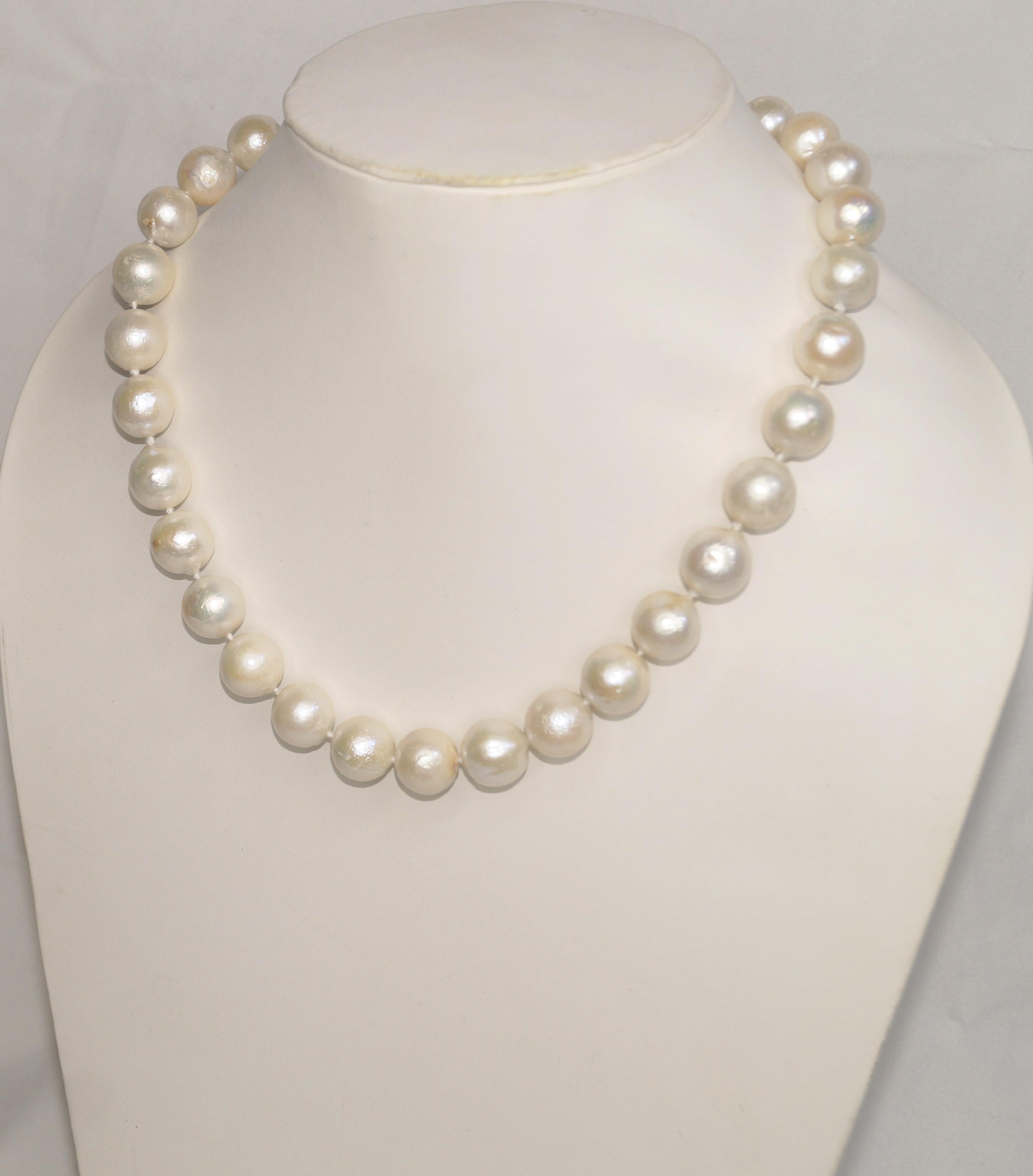Details:
: 14k Yellow Gold Lock South Sea pearl beads Necklace.

: Item no- KM128/300

:Pearl Size: 12mmx15mm (Approx.)

:Necklace length: 21
