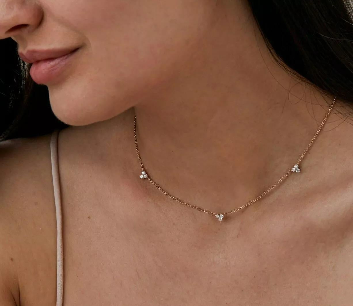 Taglio rotondo Catena con ciondolo in oro 14K Collana con tre pietre e diamanti in vendita