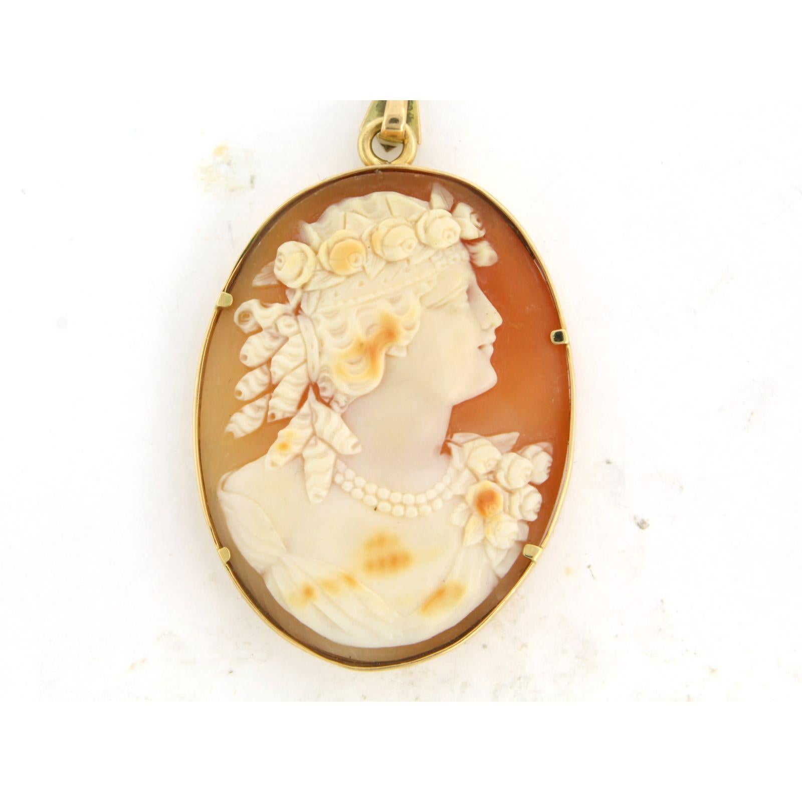 14k gold pendant with cameo - lady's portrait - 12.0 grams

Detailed description

The pendant is 6.0 cm high and 3.4 cm wide.

Total weight: 12.0 grams

Set with:

- 4.4 cm x 3.3 cm cameo

Color: white and brown
Clarity: n/a
Gemstones are often