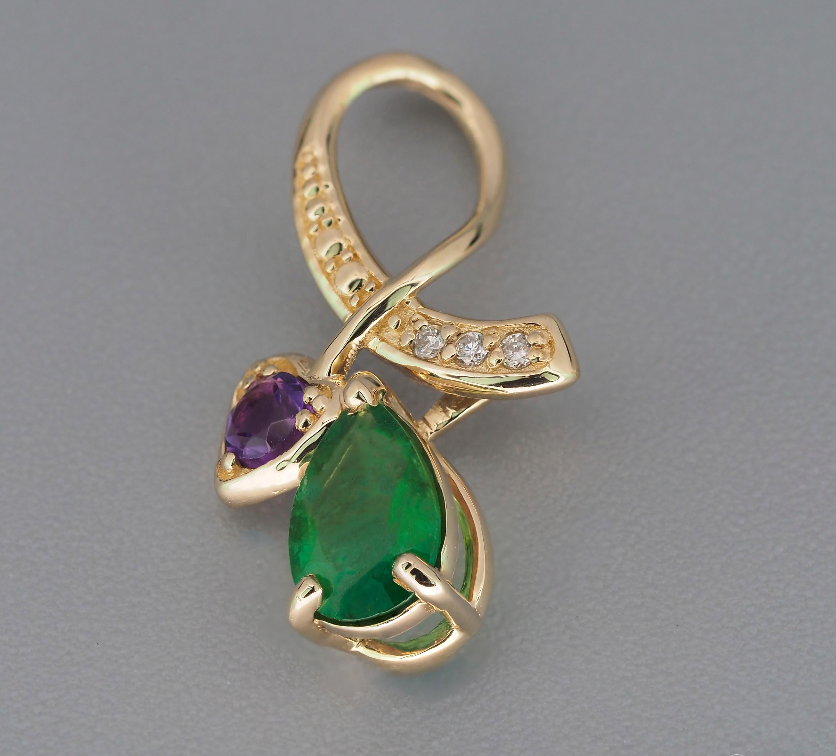 14 kt solid gold pendant with natural emerald, amethyst and diamonds.

Metal: 14k gold
Weight: 0.80 g.
Pendant size: 16.4 x 9.5 mm.
Central stone: Natural emerald
Cut: Pear
Weight: approx 0.70 ct.
Color: Green
Clarity: Transparent with
