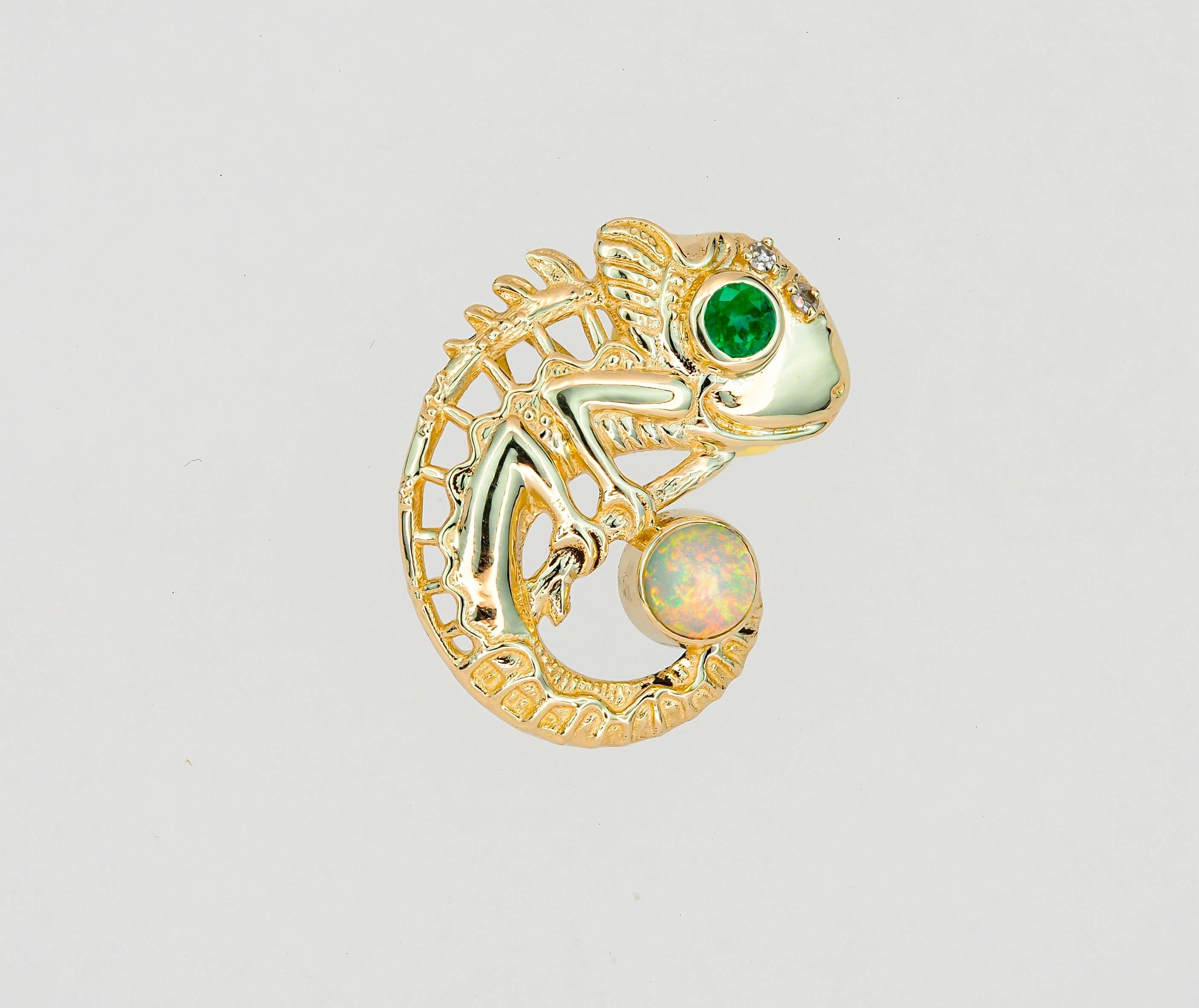 14k solid gold chameleon pendant with natural opal, emerald and diamonds.

Size: 19.3 x 13.5 mm.
Total weight 2.00 g.

Natural gemstones :
Opal: round cabochon shape, orange-yellow with color flash on pen light, transparent, 0.50 ct.
Emerald: round