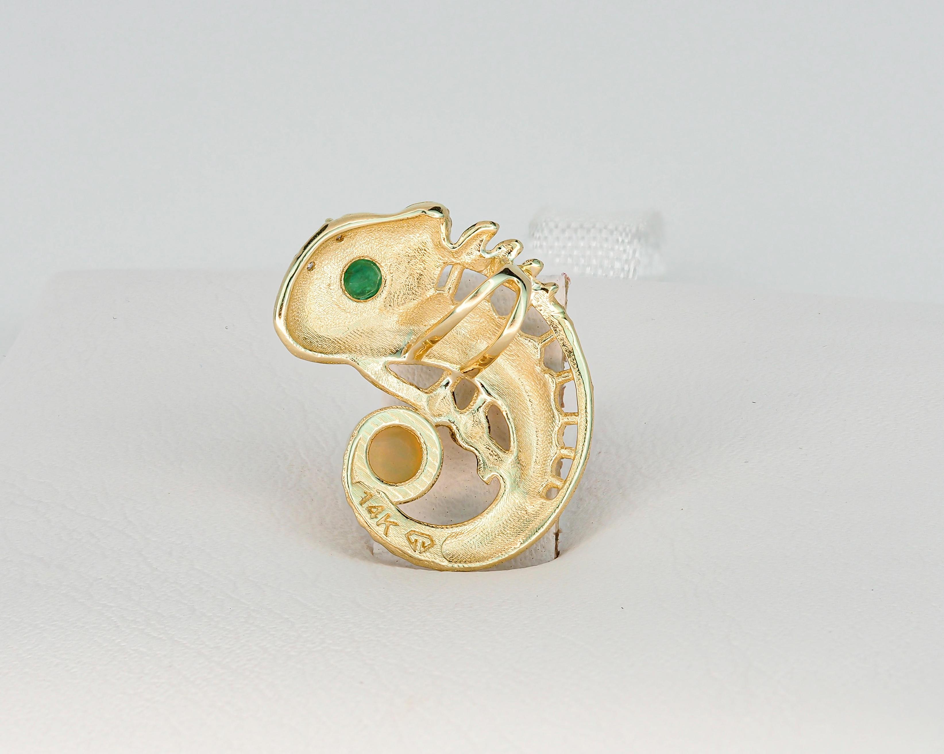 Pendentif Chameleon en or 14 carats avec opale, émeraude et diamants en vente 1