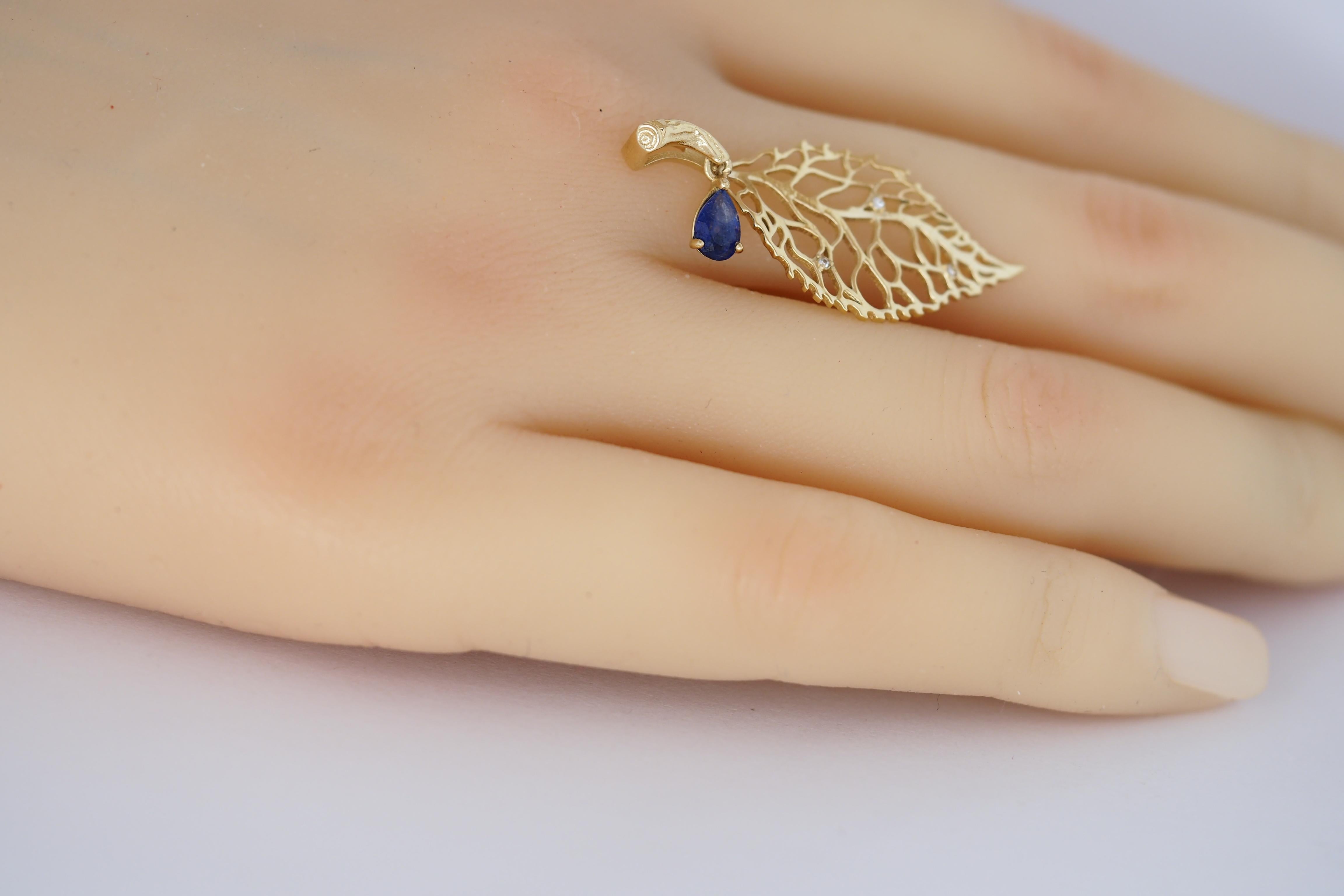 Taglio a goccia Ciondolo a forma di foglia in oro 14k in vendita