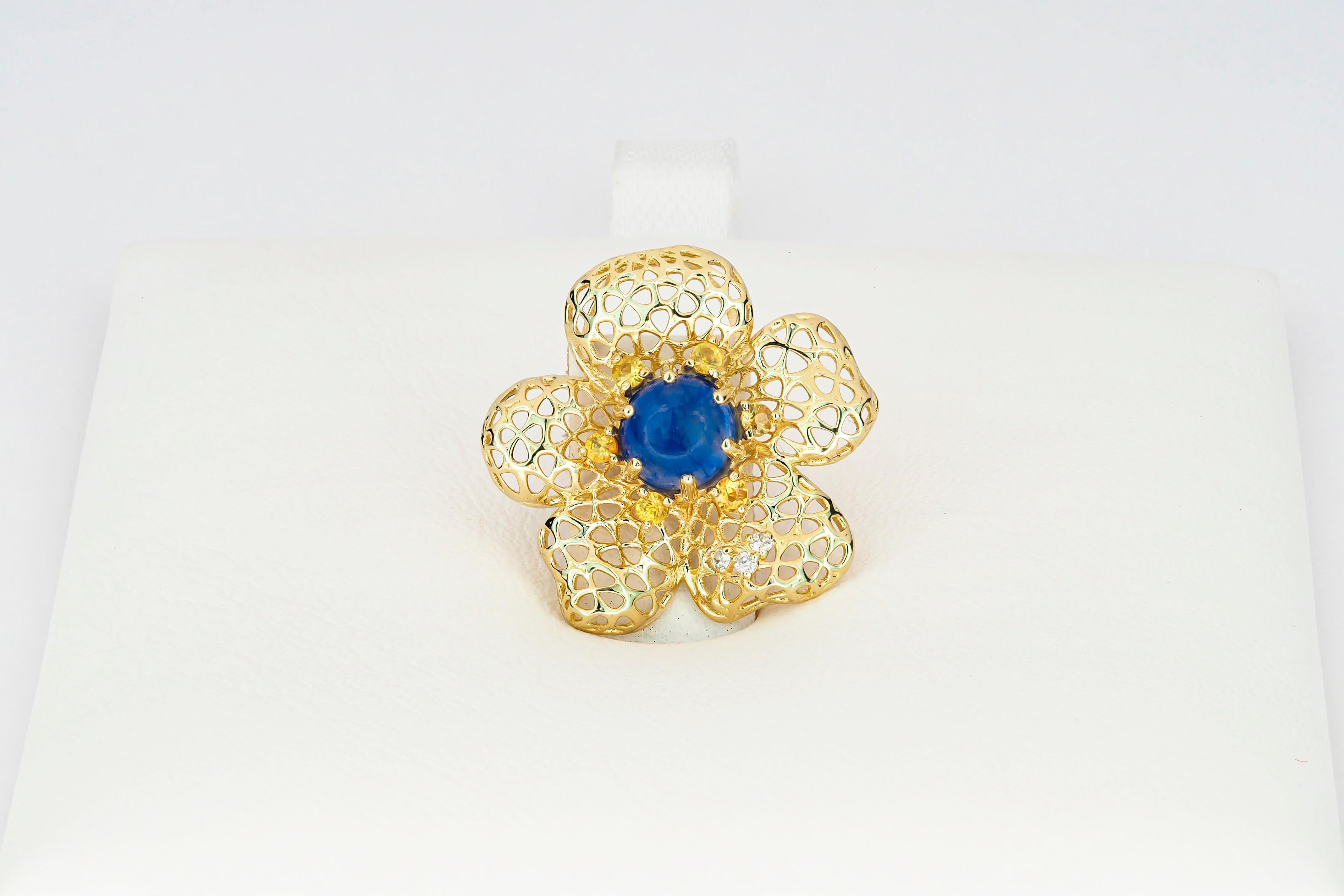 Taille cabochon Pendentif en or 14 carats avec saphirs et diamants. Pendentif en forme de fleur en vente