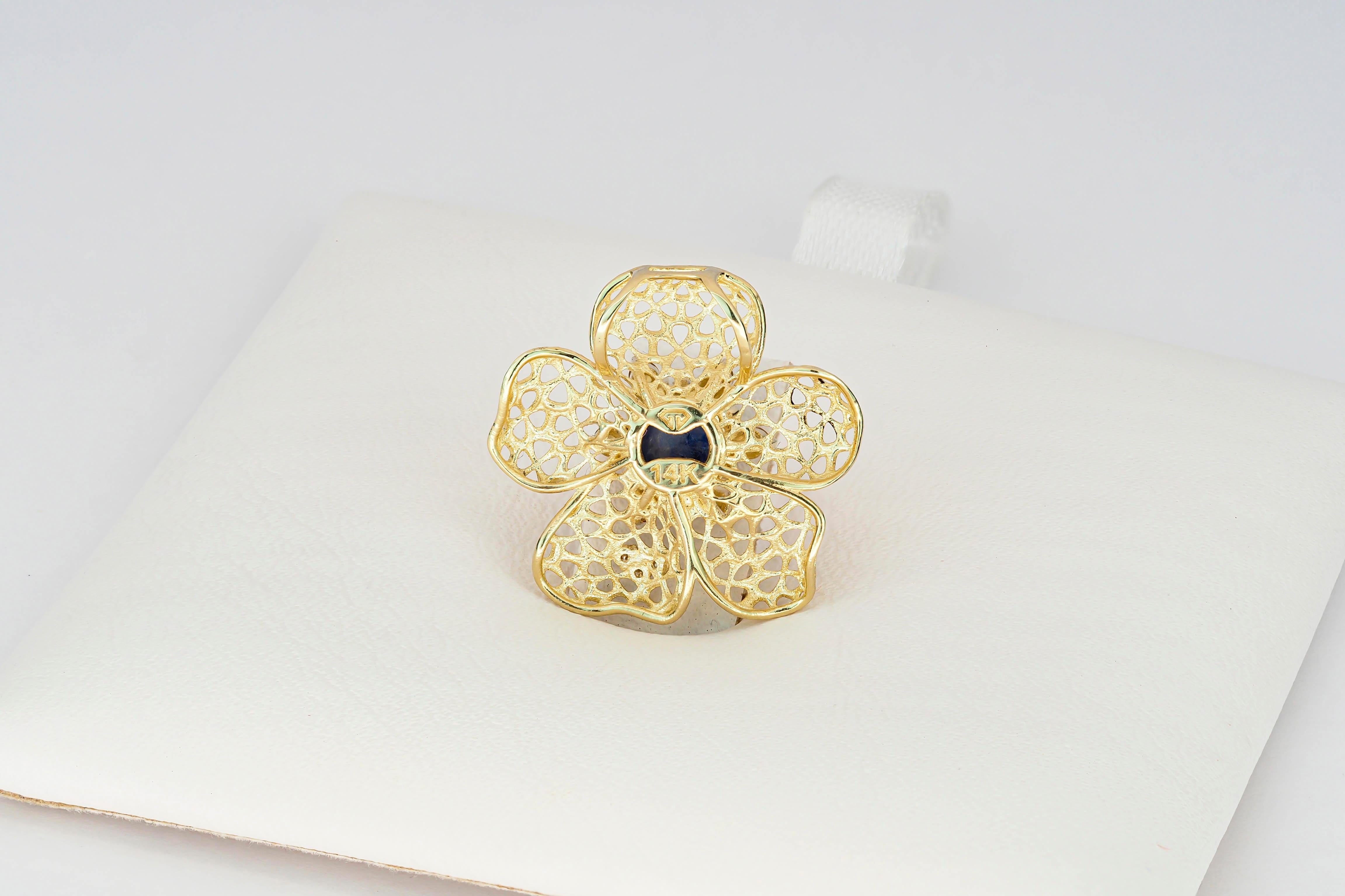 Flower Pendant with sapphire in 14k gold In New Condition For Sale In Istanbul, TR