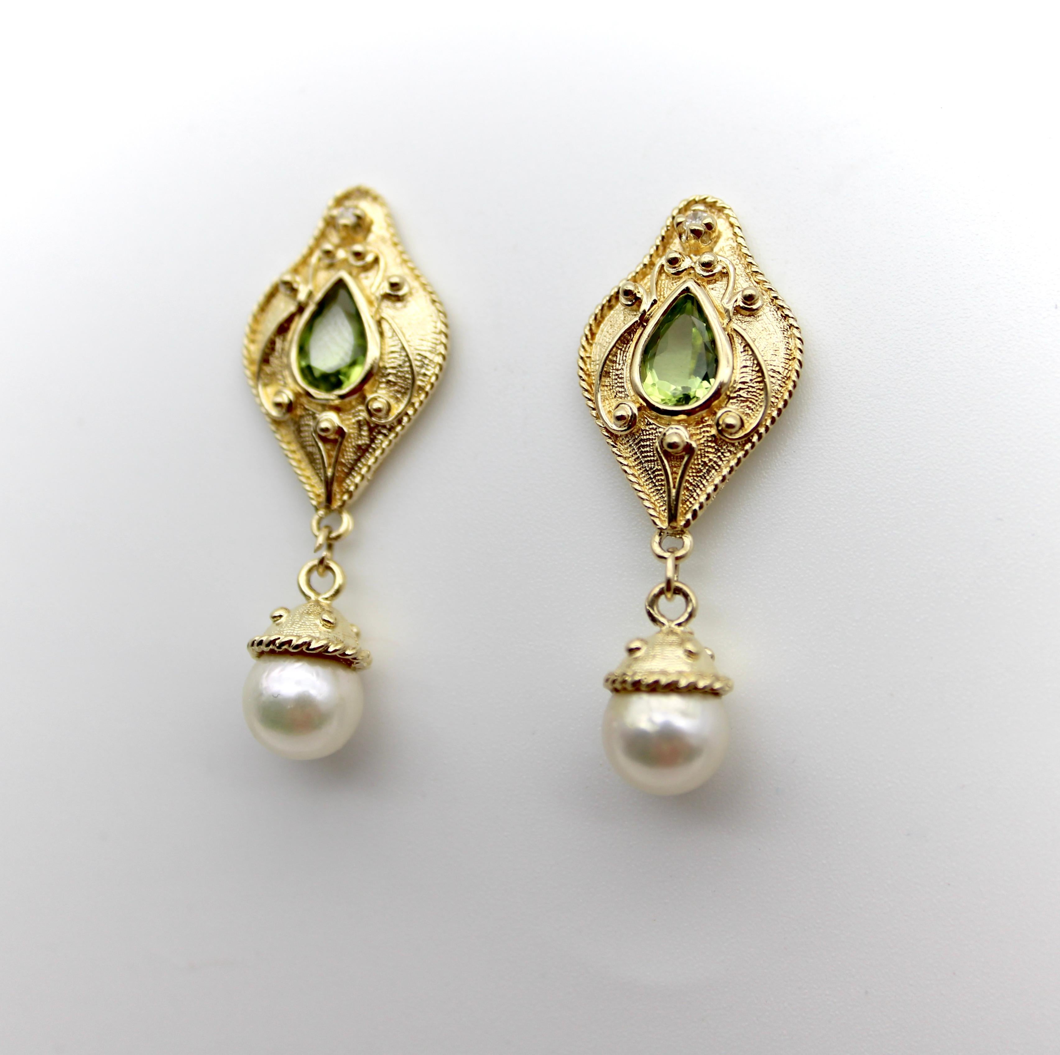 Une belle paire de boucles d'oreilles en or 14k avec de jolis péridots et des perles, vers les années 1950. L'or a une forme organique, avec des fils métalliques et des perles d'or, qui rappellent le renouveau de la Renaissance, lorsque le