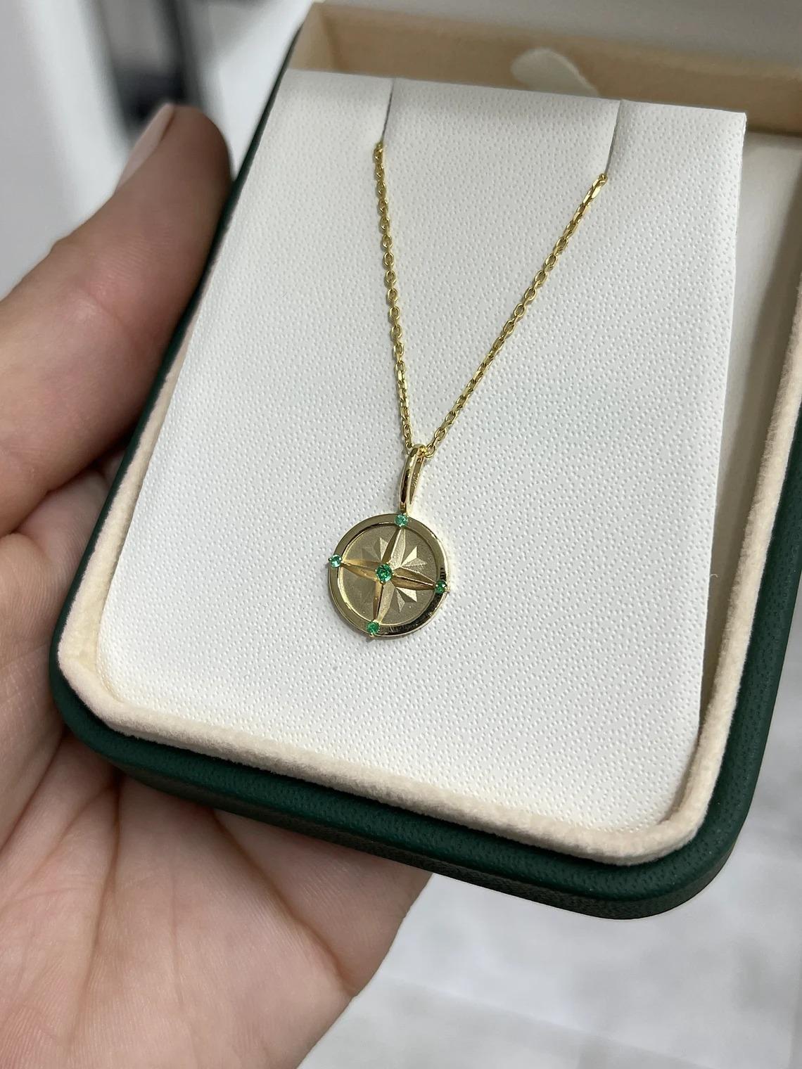Moderne Collier à breloques en or 14K avec pendentif boussole en forme d'émeraude ronde naturelle en vente