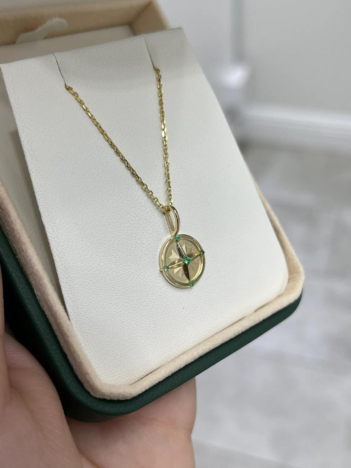 Taille ronde Collier à breloques en or 14K avec pendentif boussole en forme d'émeraude ronde naturelle en vente