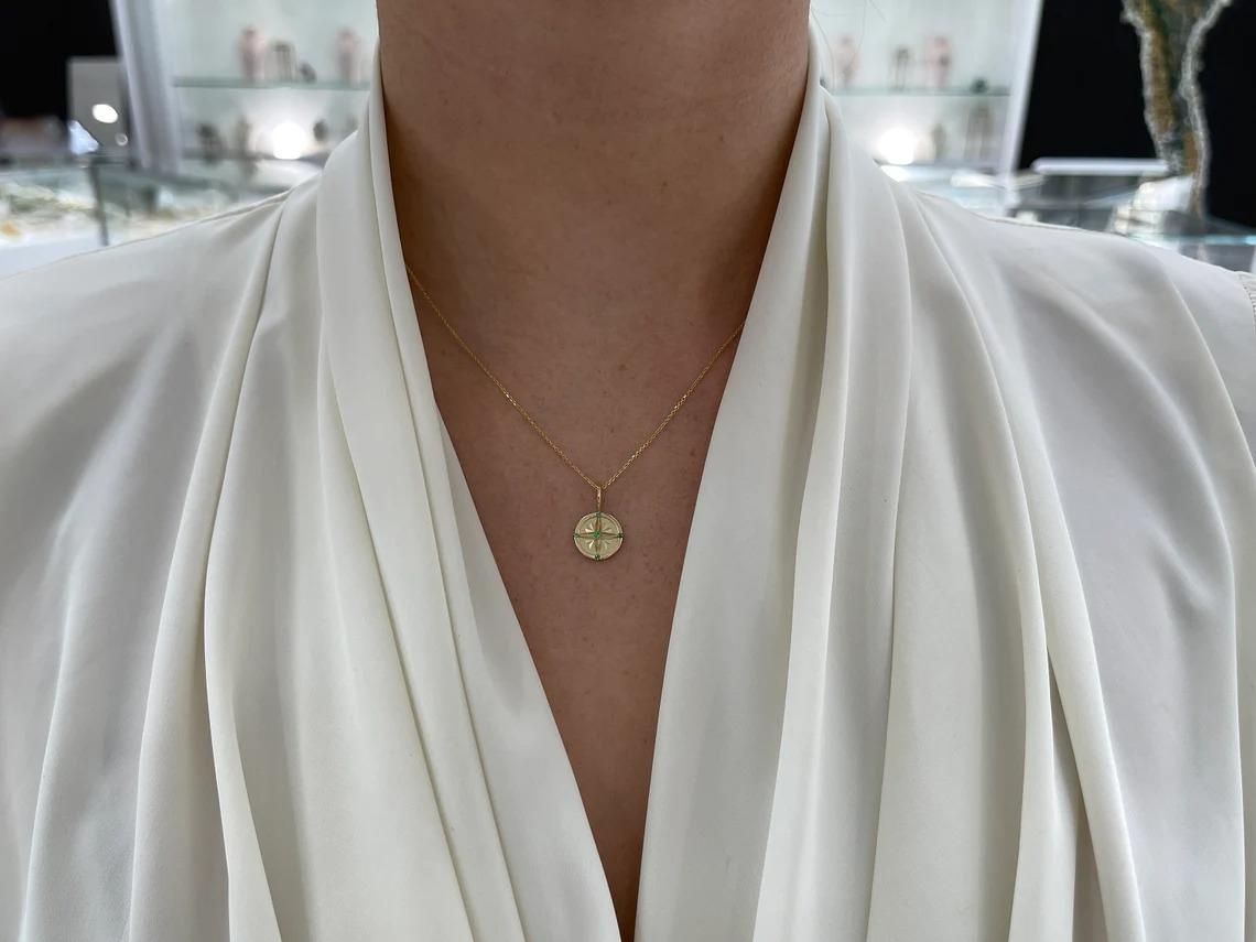 Collier à breloques en or 14K avec pendentif boussole en forme d'émeraude ronde naturelle Neuf - En vente à Jupiter, FL
