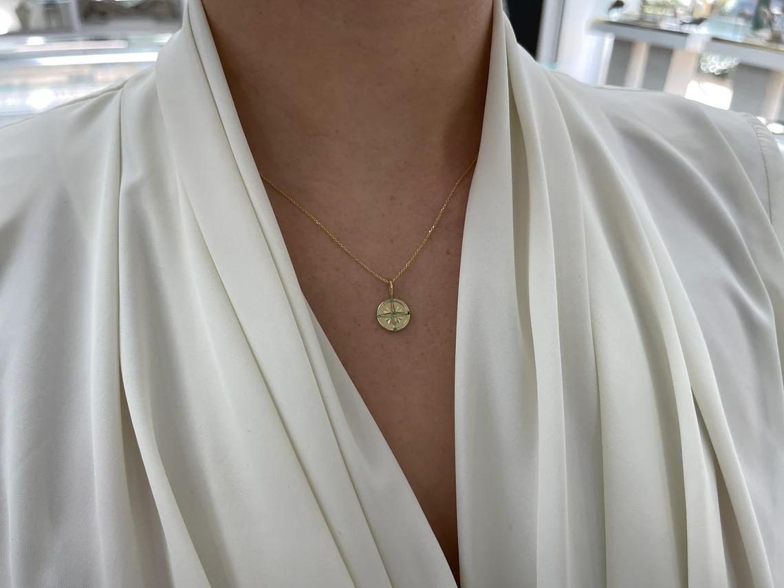 Collier à breloques en or 14K avec pendentif boussole en forme d'émeraude ronde naturelle Unisexe en vente