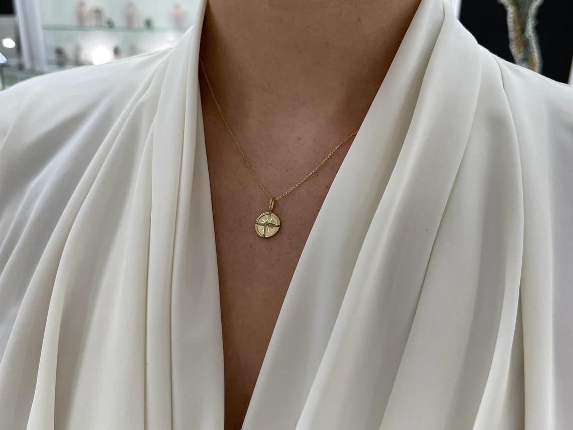 Collier à breloques en or 14K avec pendentif boussole en forme d'émeraude ronde naturelle en vente 1