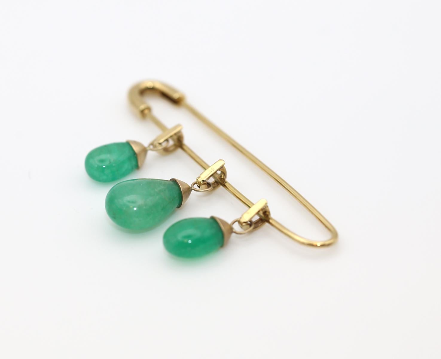 Retro 14K Gold Pin with Three Detachable Emerald Drops,  1950

Overview
A finely crafted and versatile 14K gold pin brooch from around 1950, designed to accommodate three detachable emerald drops. Each pear-shaped polished emerald is mounted with a
