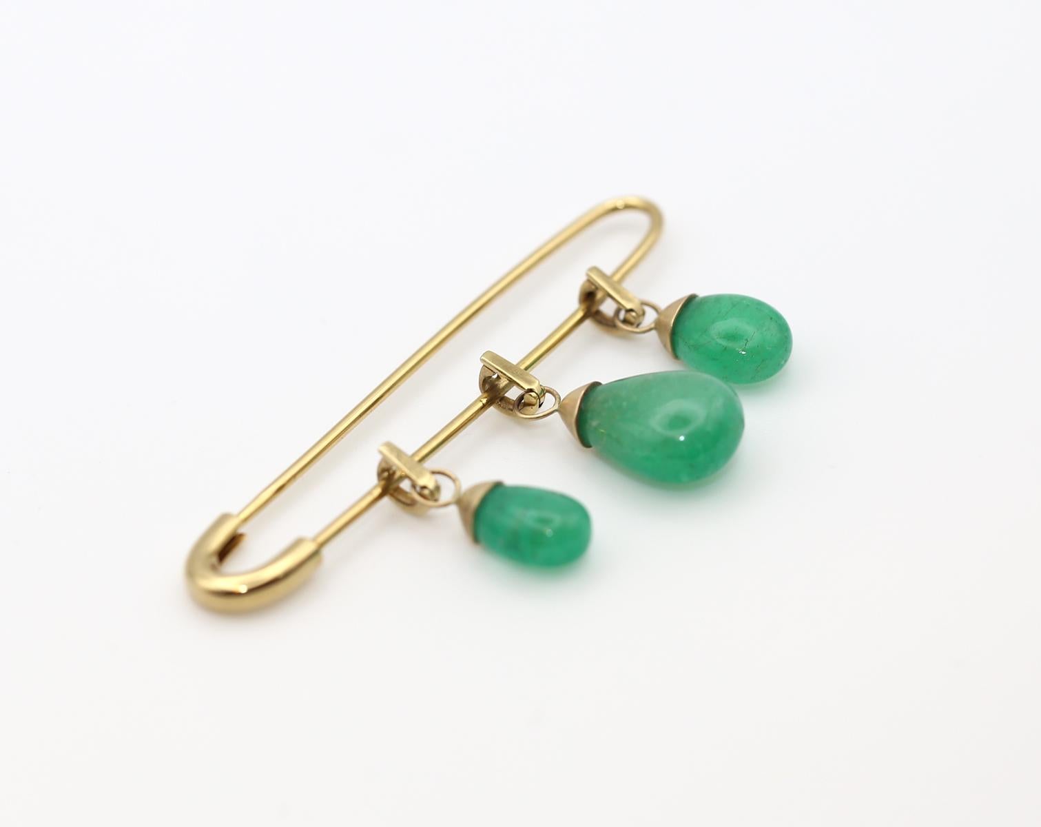 14K Gold Pin With Three Detachable Emerald Drops, 1950 In Good Condition For Sale In Herzelia, Tel Aviv