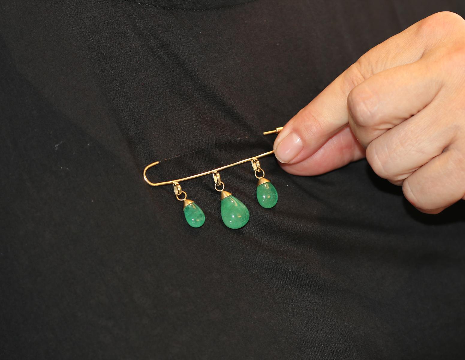 14K Gold Pin With Three Detachable Emerald Drops, 1950 For Sale 2