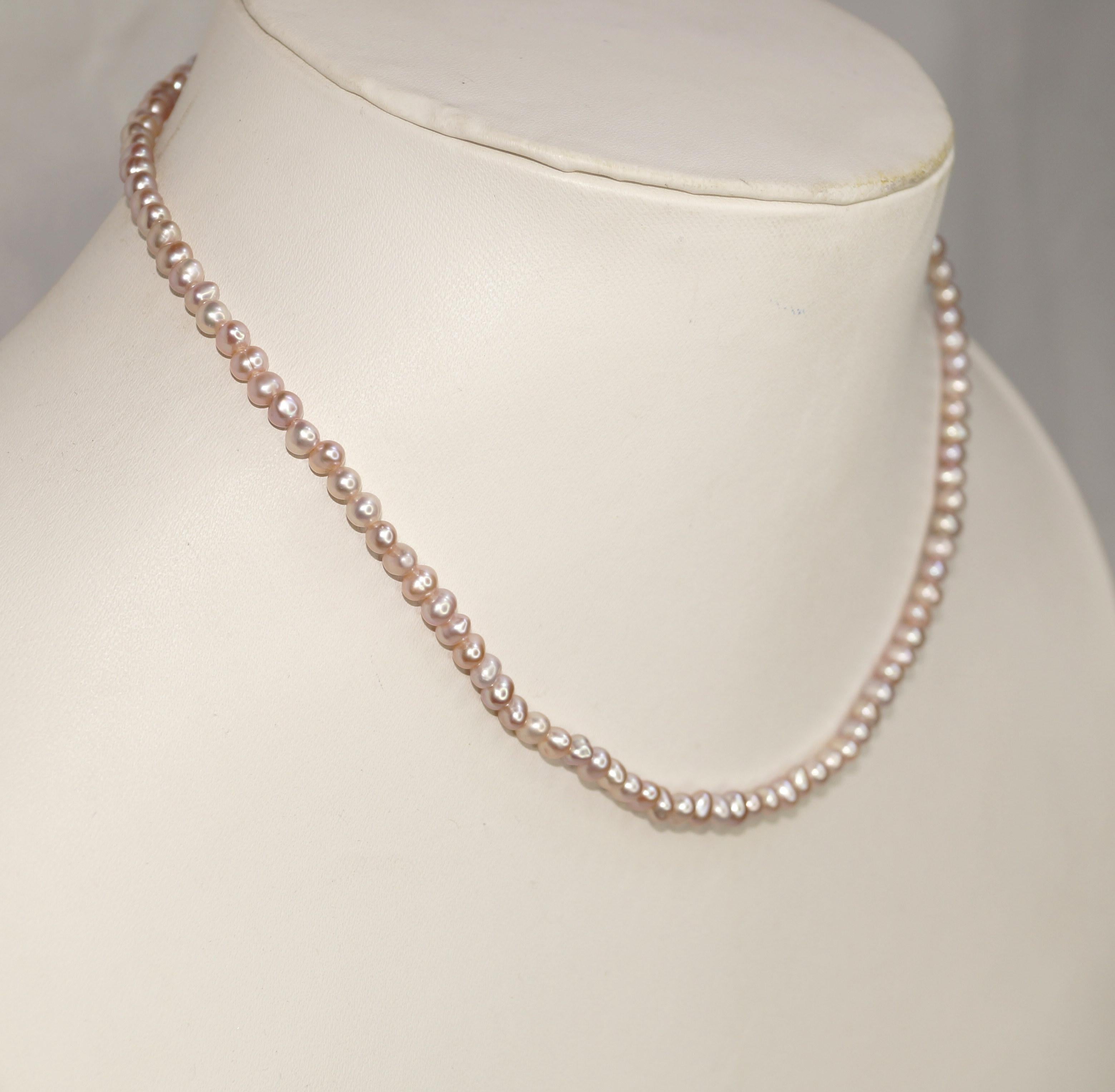 Details:
: 14k Yellow Gold Lock Freshwater pearl beads Necklace.

: Item no- KM11/1001/9864

:Pearl Size: 4-5mm (Approx.)

:Necklace length: 17
