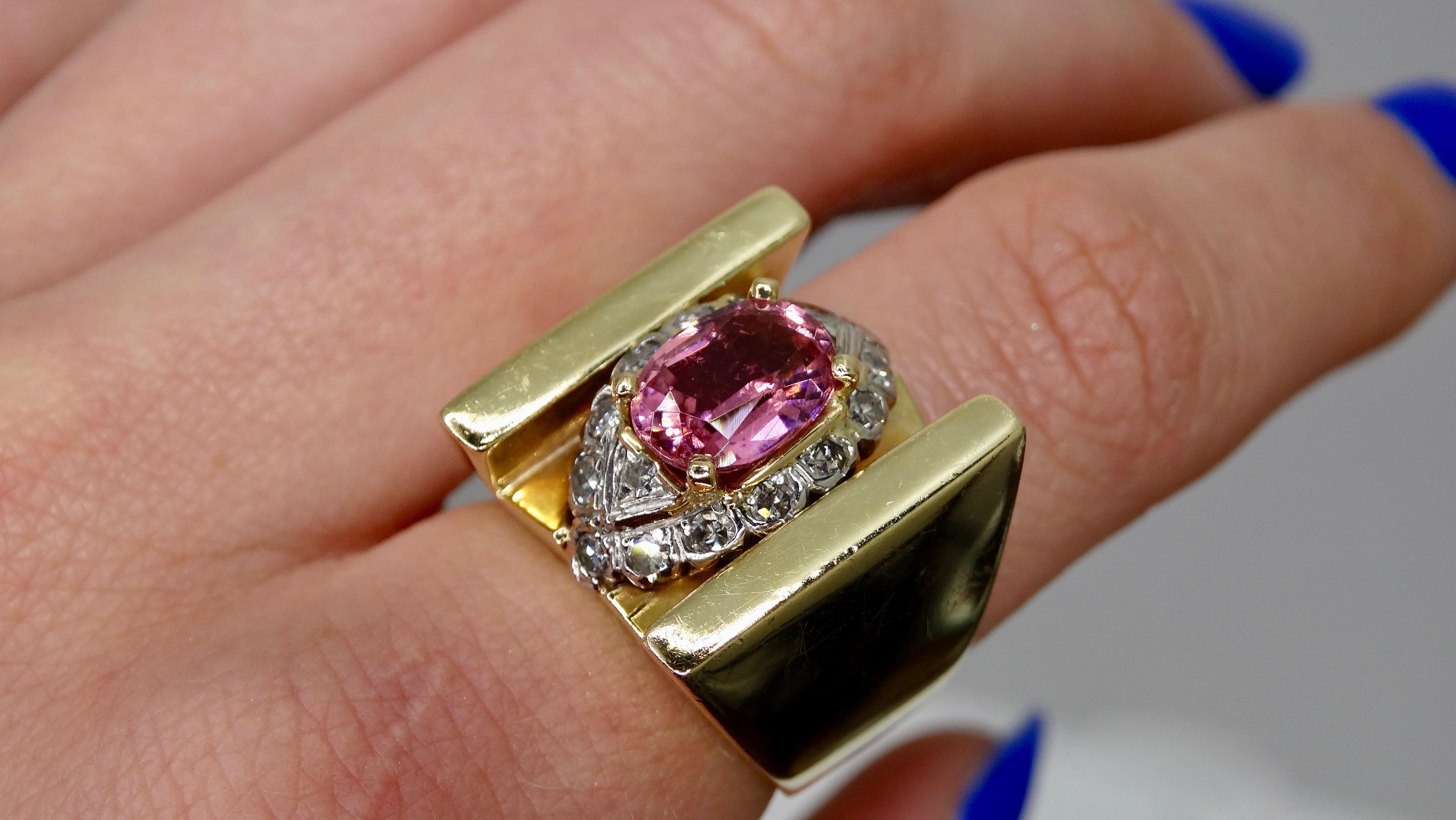 Taglio ovale Anello con tormalina rosa e diamanti a grappolo in vendita