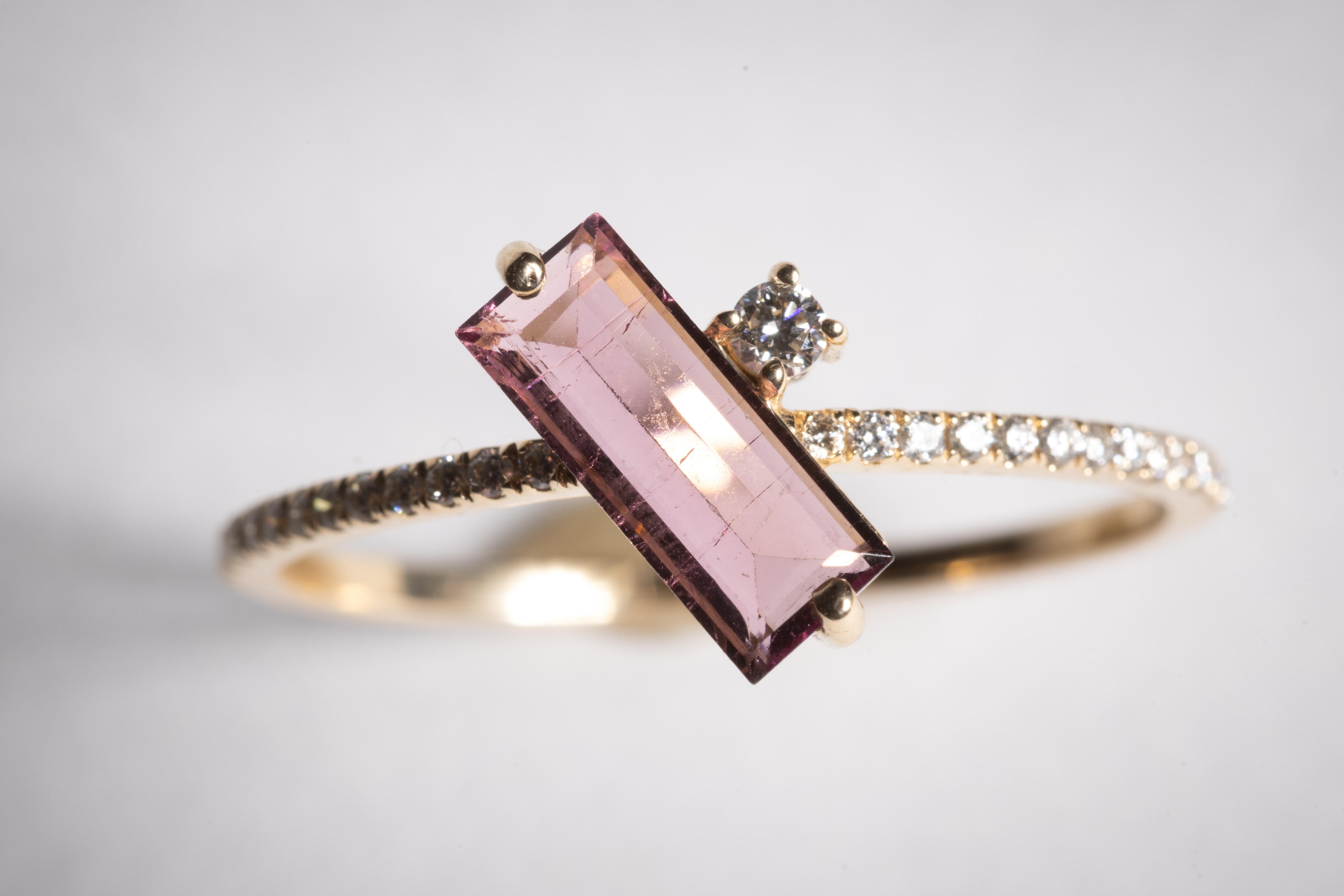 Taglio smeraldo Anello in oro 14K con tormalina rosa e diamanti in vendita
