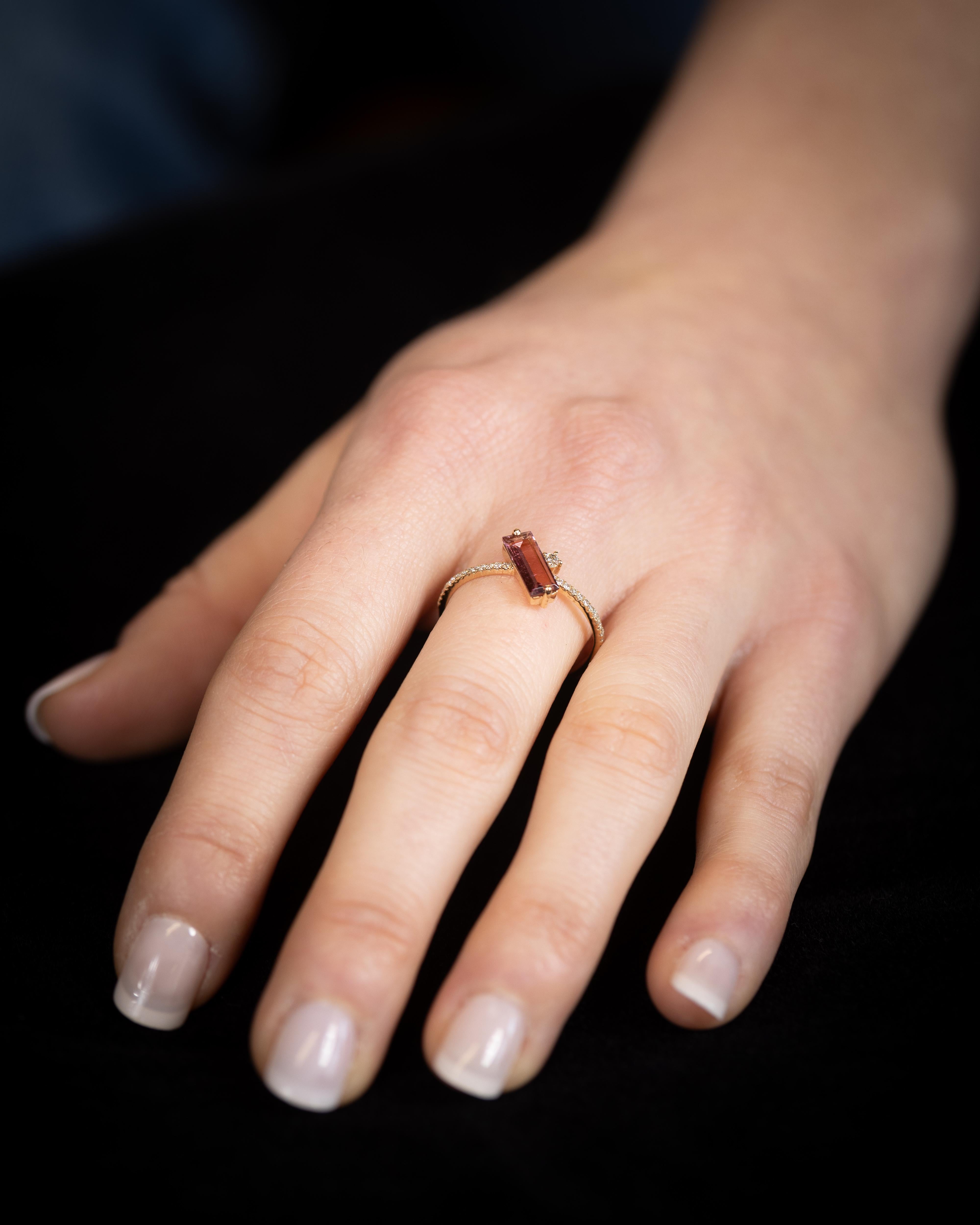 Anello in oro 14K con tormalina rosa e diamanti In condizioni ottime in vendita a Nantucket, MA