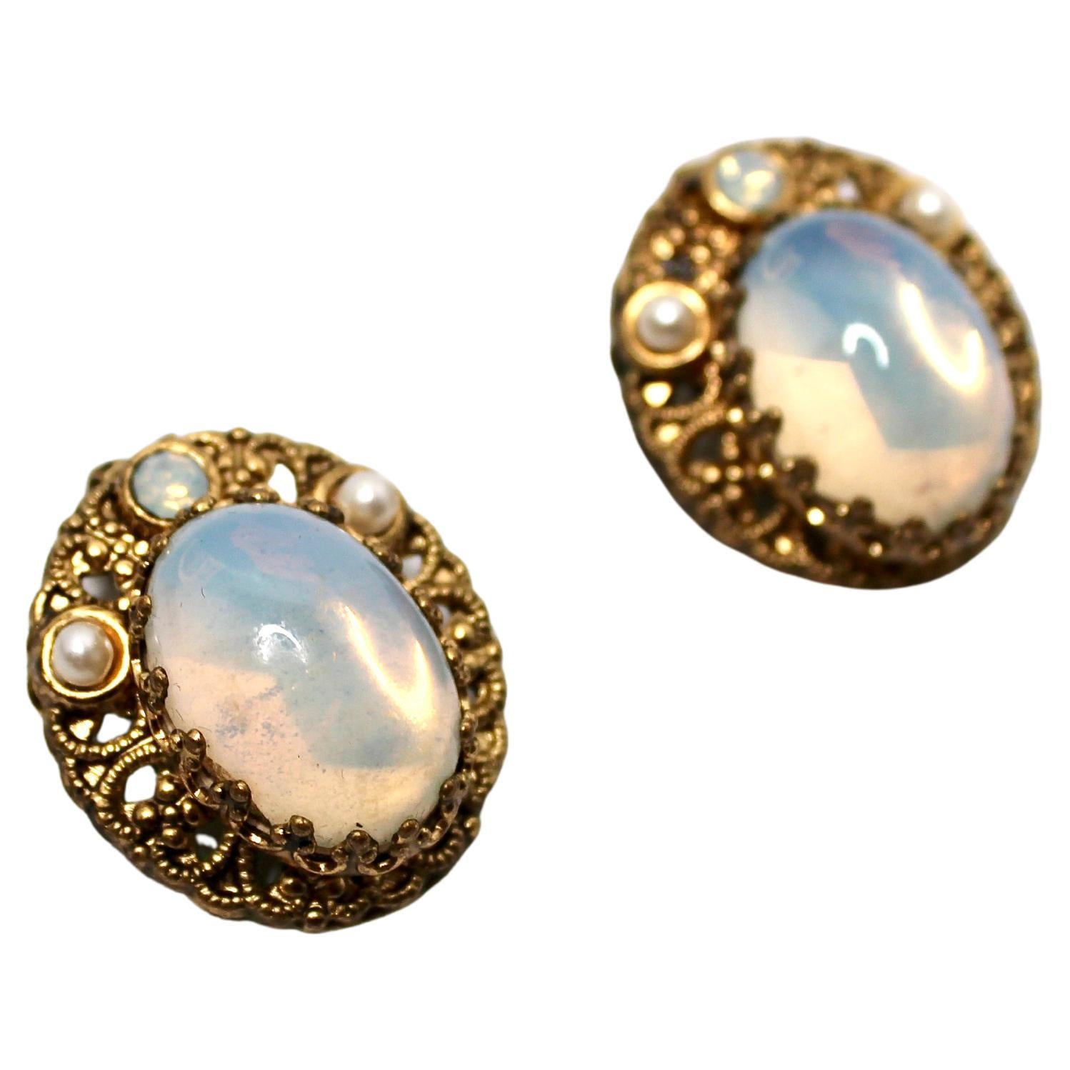 Orecchini a clip in filigrana placcati in oro 14k con opale in costume, circa anni '70 In condizioni buone in vendita a Scottsdale, AZ