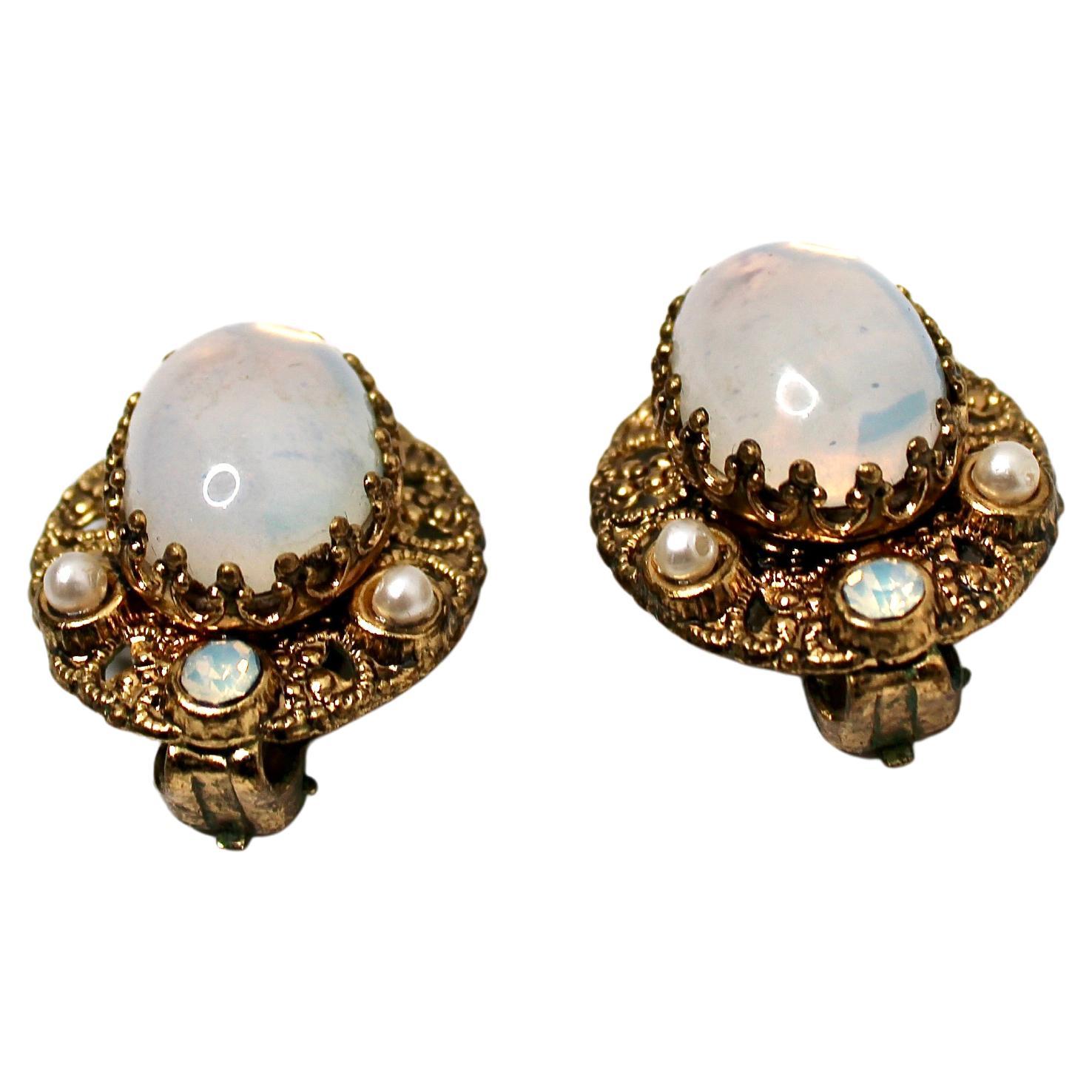 Donna Orecchini a clip in filigrana placcati in oro 14k con opale in costume, circa anni '70 in vendita